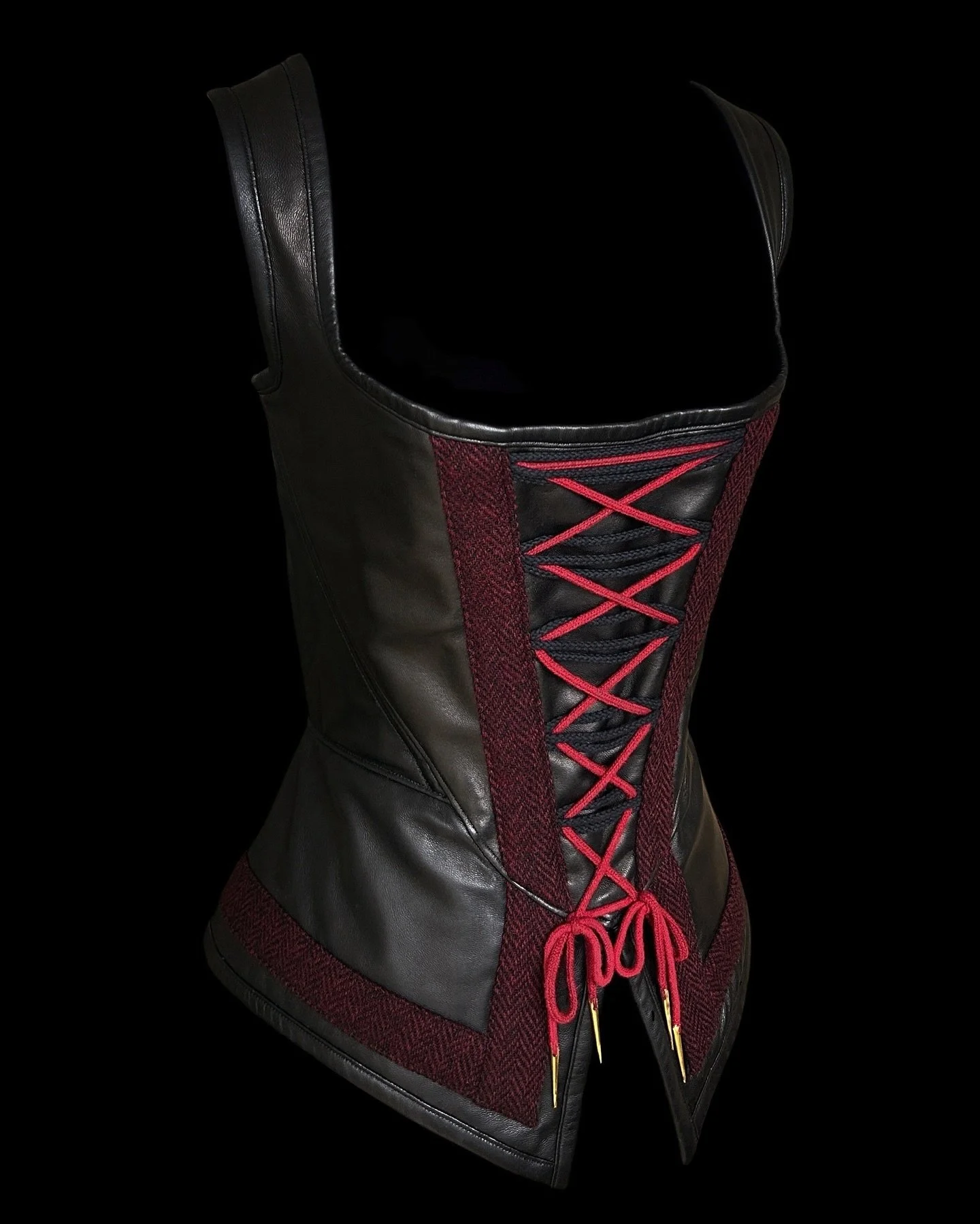 Anna Valerious, Van Helsing &mdash; Cosplay

The leather corset;
Constructed in genuine soft leather, this corset features wool and cotton cord embellishments, metal boning for its structure, and a lining of fine cotton.

Costume: made and worn by my