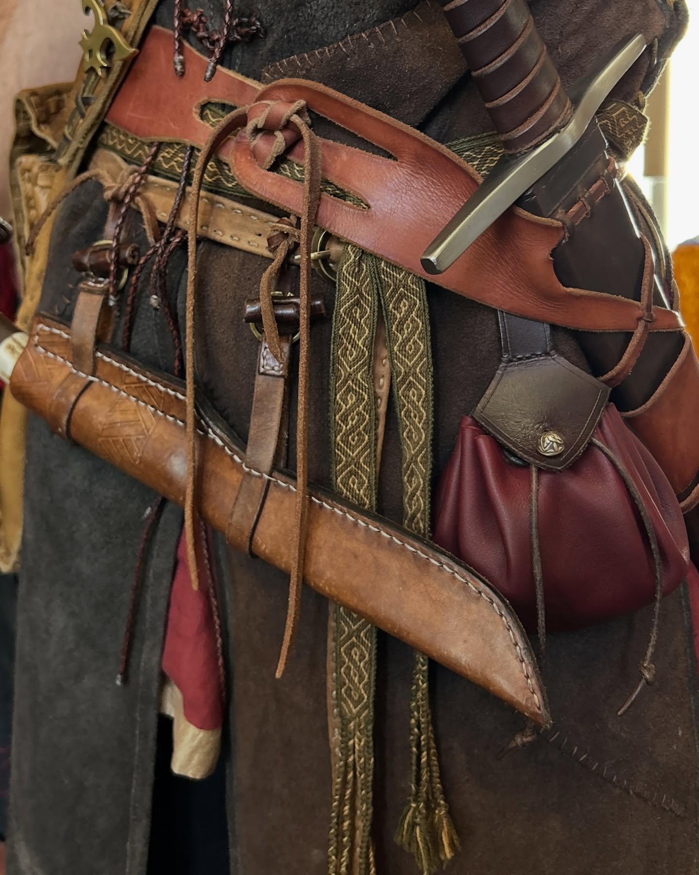 Yarilu deep-red pouch spotted in the wild ✨

Last September during @intothegames_ch I had the joy to run into a lovely customer from the &ldquo;Sombre Sang Guild&rdquo; @la_guilde_de_sombre_sang proudly wearing a pouch I created a while ago. What a j