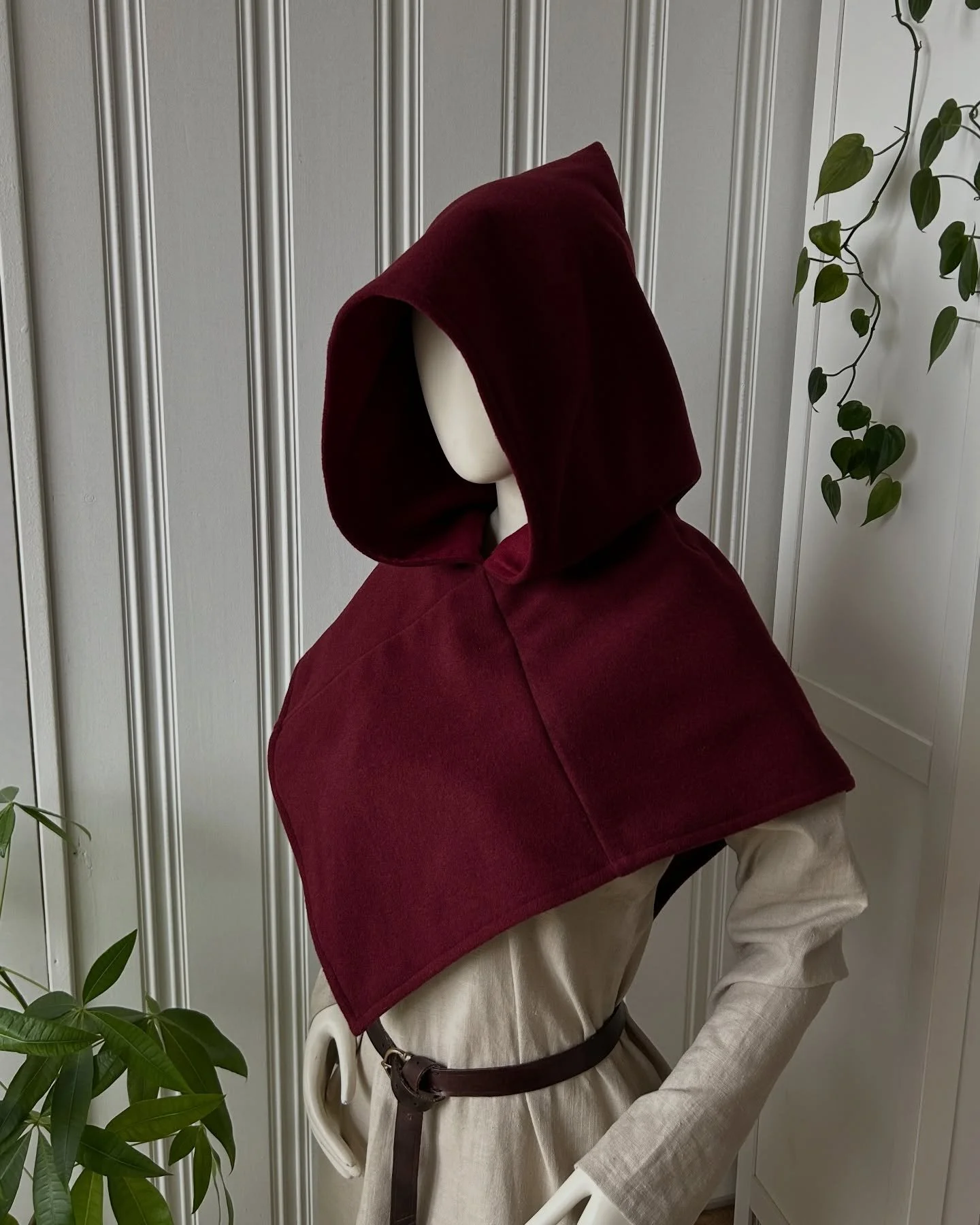 Wine Red Skjoldehamn Hood 🥀

This red on red Skjoldehamn hood was a custom order and the first time I did this colour combination - I must admit, I find it pretty classy ! I might want to make some more, to have few in stock on Etsy.
What do you thi