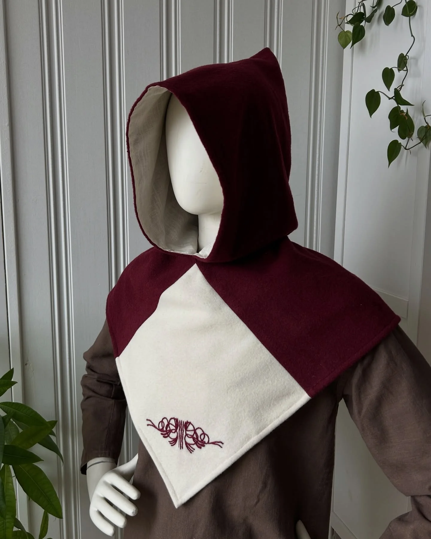 Special Edition of the Skjoldehamn Hood: The Assassin&rsquo;s Hood 🗡️

This unique piece features a delicate hand embroidery on the front panel and a secret pocket (inside of said front panel).

Materials &amp; Colours:
Wool: dark red
Cashmere: off 
