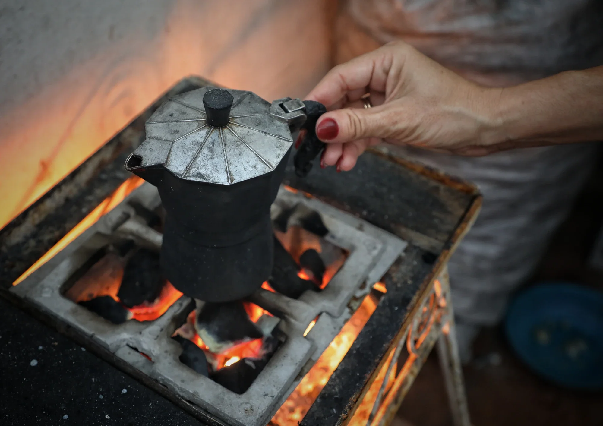El fuego vuelve a marcar las manos de las mujeres cubanas