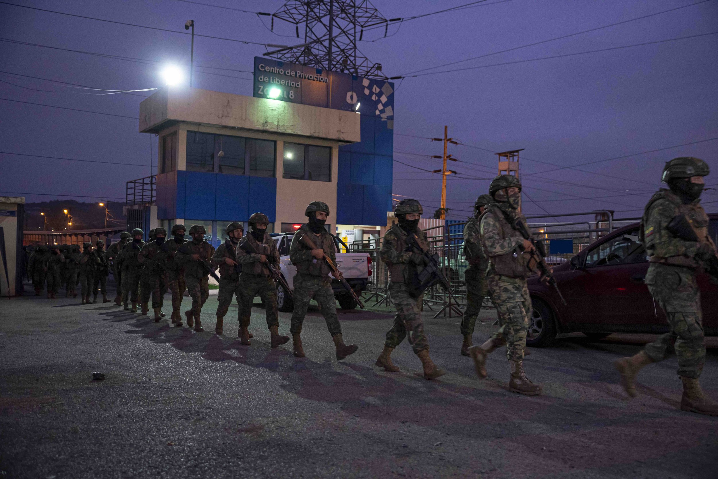 Members of the Armed Forces leave the Zone 8 Liberty Prison in Guayaquil, Ecuador, on January 7, 2024. Photo © Ojalá.