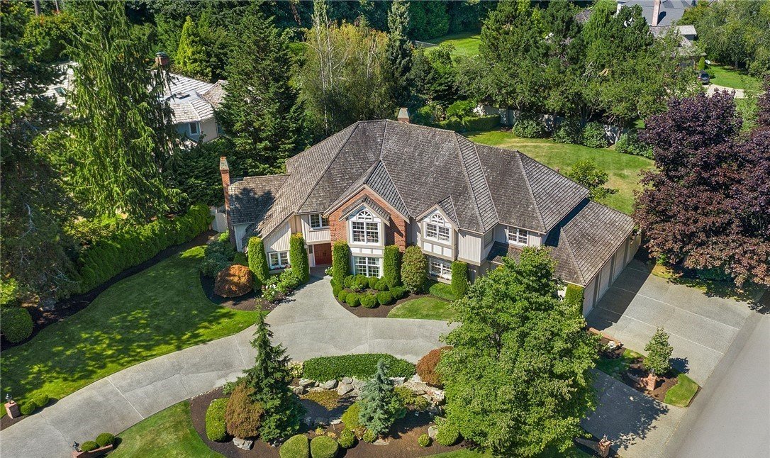 Woodinville wine country estate homes surrounded by vineyards, wineries, and equestrian properties in Pacific Northwest