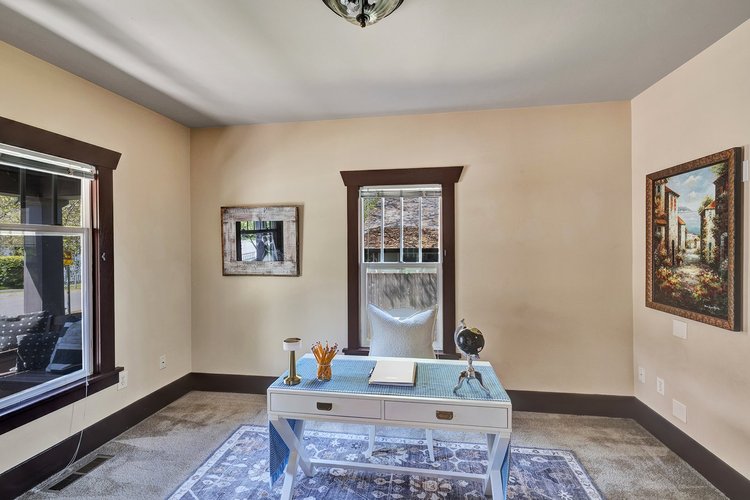 Amazing main floor den/office with abundant natural light and watch people walk on SE Andrews ST, a quiet and peaceful street in historic Downtown Issaquah