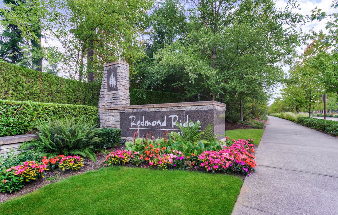 Stone monument sign marking the entrance to Redmond Ridge, a master-planned community in Redmond, Washington