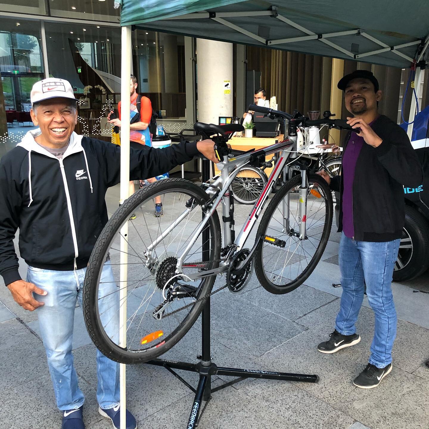 Happening now! The Big Bike Brekkie is ON! Come down to the Novartis building at 54 Waterloo Rd for complimentary bike tune ups, coffee, massage and prizes!
#macquariepark #macparklife