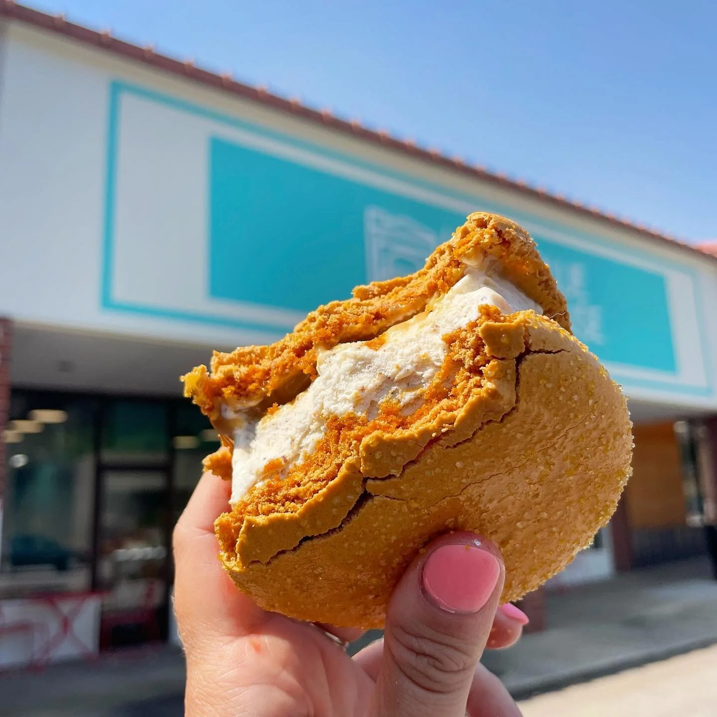 🅒🅗🅤🅡🅡🅞 🅘🅒🅔 🅒🅡🅔🅐🅜 🅜🅐🅒🅦🅘🅒🅗

@boldbatchcreamery x @littlebluemacaron 

Sugar-coated cinnamon macaron shells, browned butter ice cream, house made dulce de leche ✨

An absolute dream, and only available at @littlebluebakehousenc whil