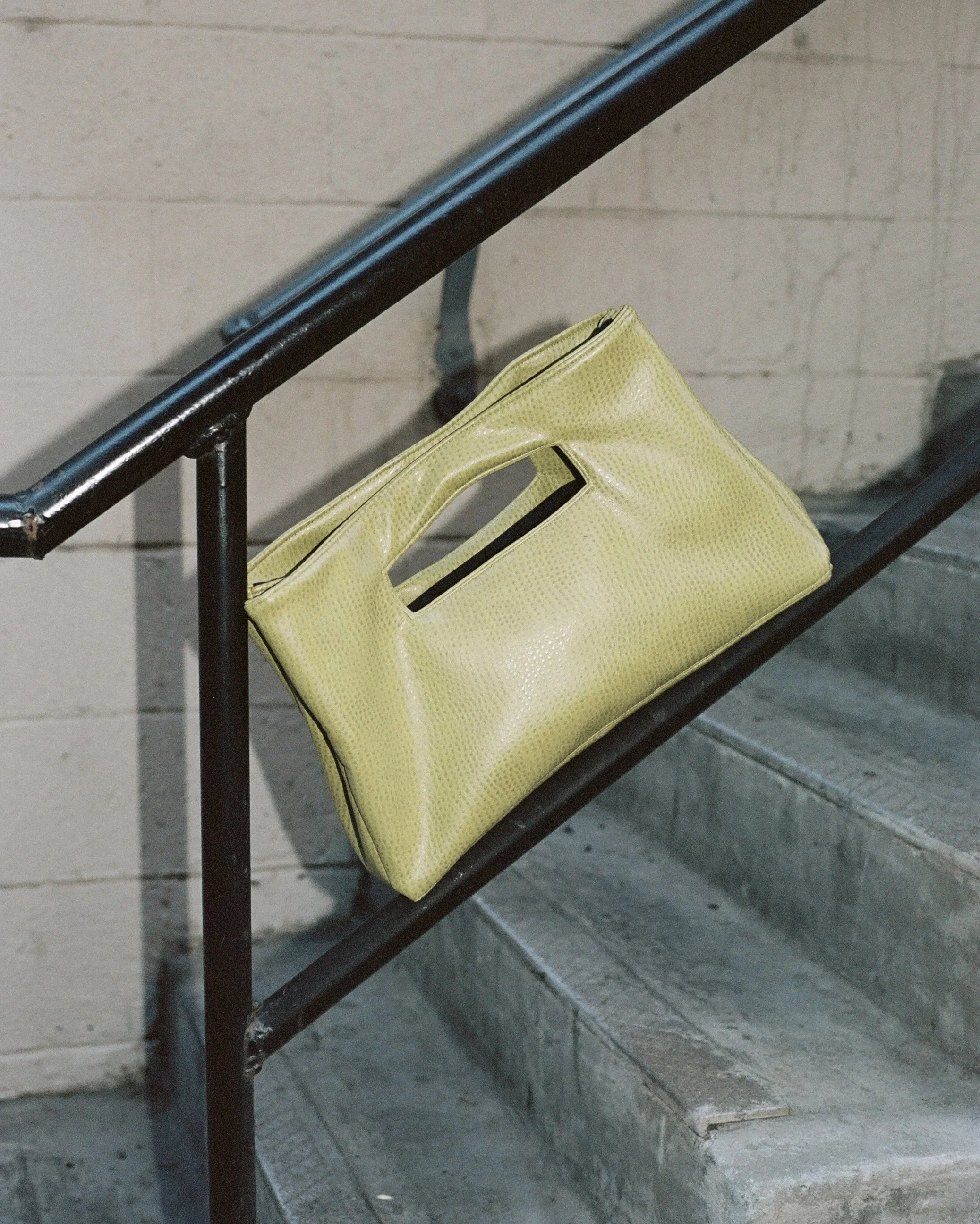 philo clutch in pistachio