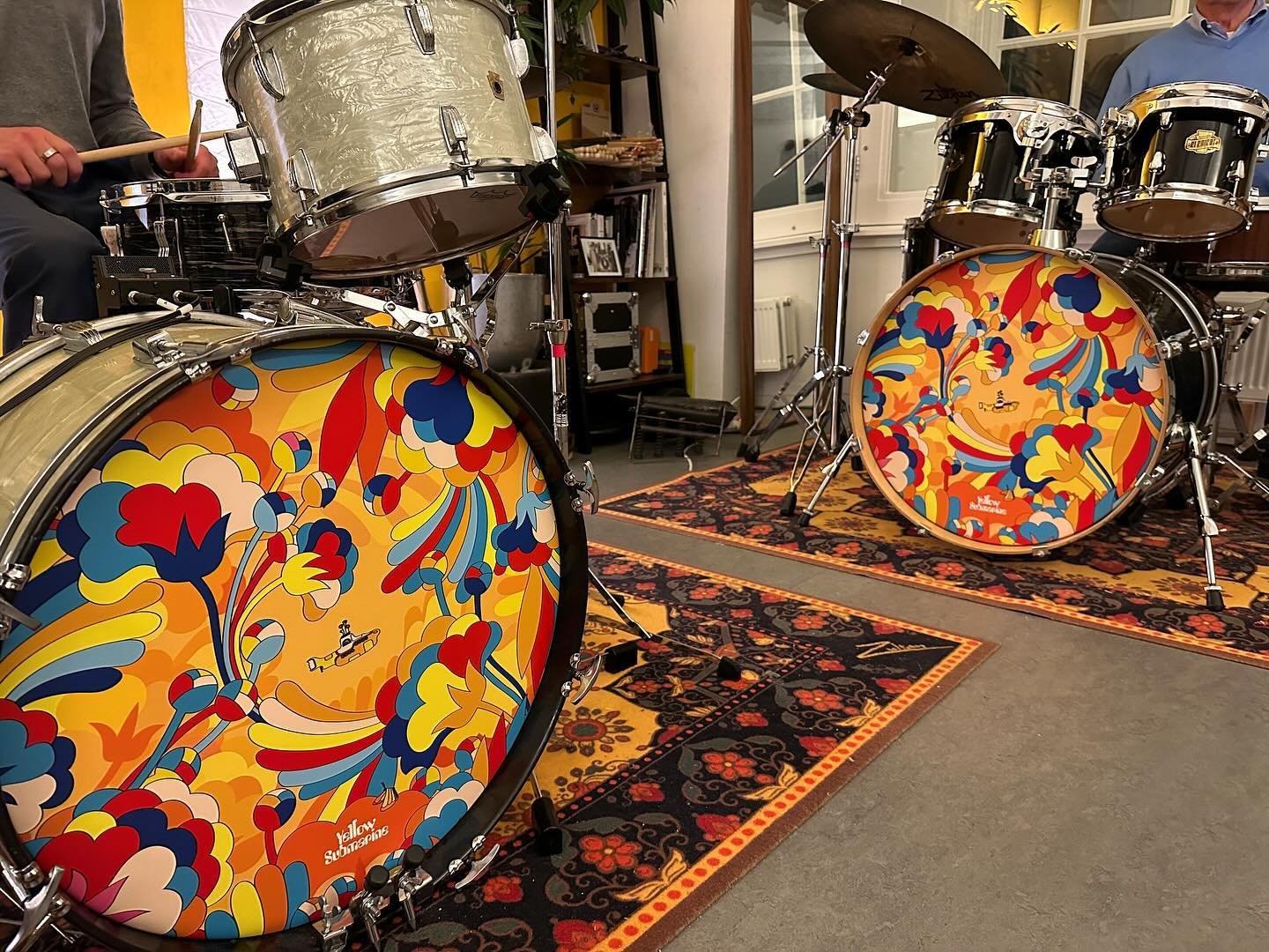 Drummen in stijl!
Kijk: je logo op een vel is best grappig natuurlijk&hellip; Maar zeg eens eerlijk, dit kunstwerkje van The Beatles is toch veel cooler?!
#yellowsubmarine #thebealtes