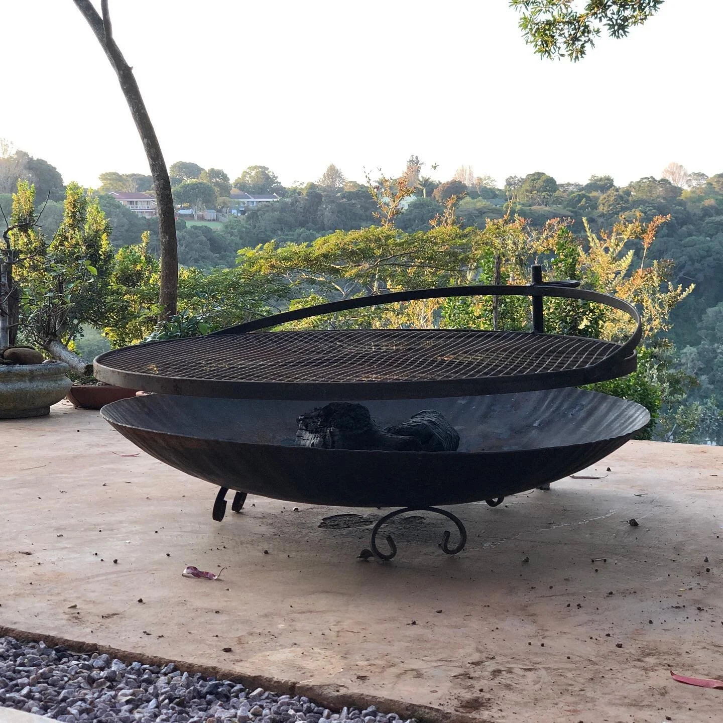 Happy Freezy Friday! Firepits and fire troughs are the perfect addition to any outside space. Stay safe and stay warm 🔥