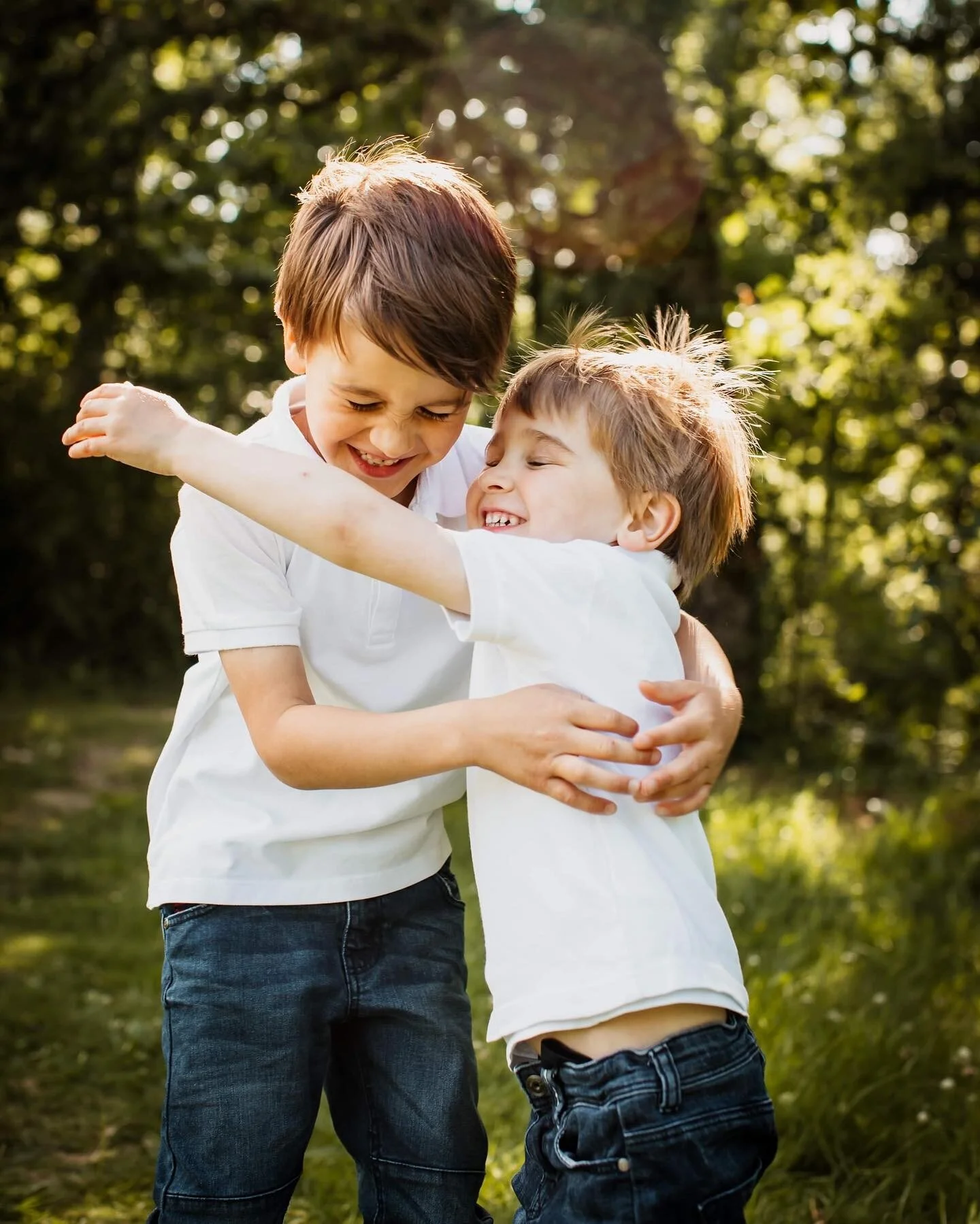 De la joie, des rires, des jeux, de la complicit&eacute;, un soup&ccedil;on d&rsquo;espi&egrave;glerie voici la recette du bonheur pour ces deux fr&egrave;res!✨
&bull;
#photographefamille 
#famille 
#kids 
#happyfamily 
#portraitdefamille 
#ombreetlu