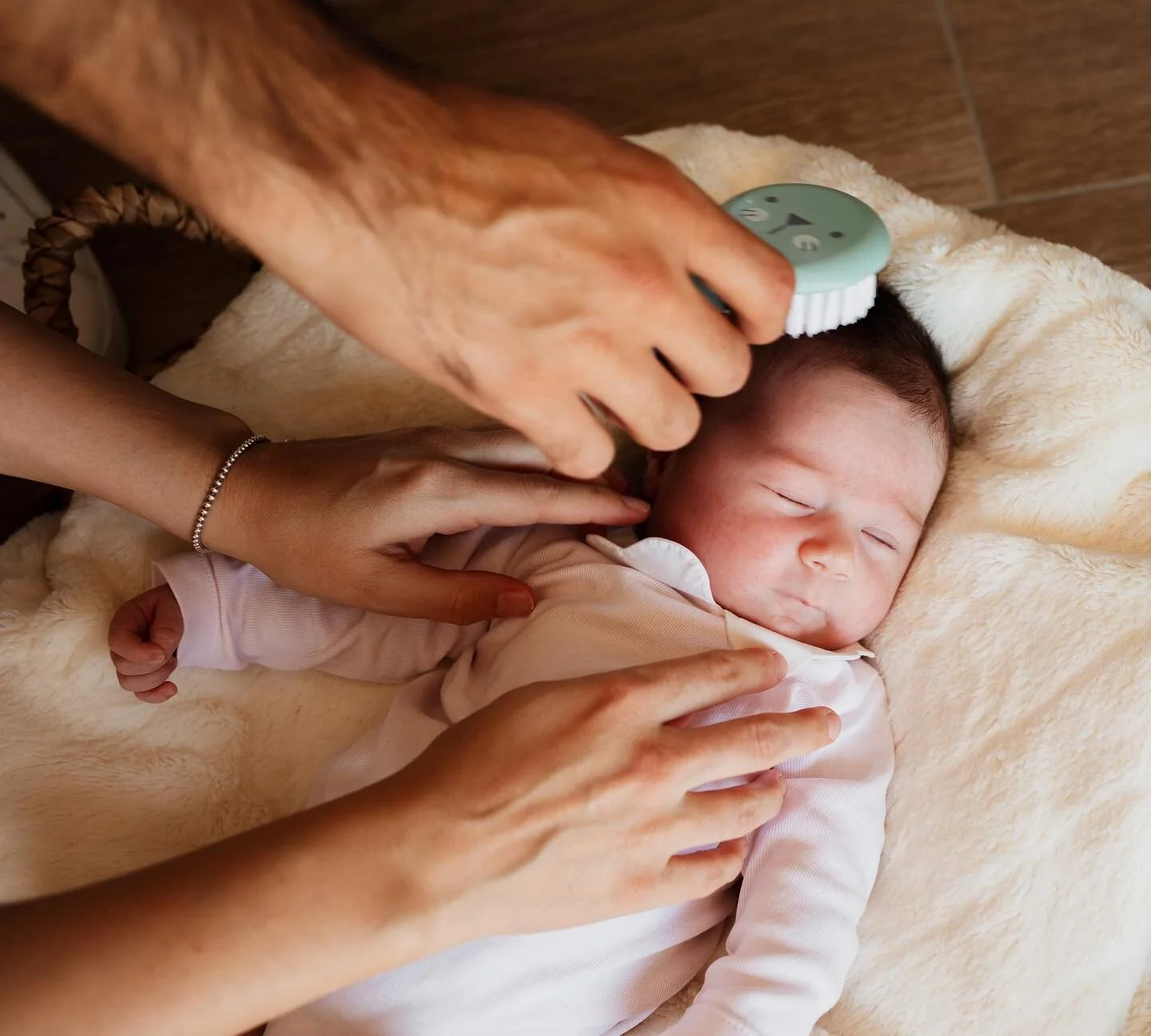 Un peu de maman, un peu de papa, beaucoup d&rsquo;amour et les premiers gestes tendres qui prennent soin de b&eacute;b&eacute;&hellip;💛
&bull;
Merci de me laisser &ecirc;tre t&eacute;moin de votre histoire et de me faire confiance pour la mettre en 