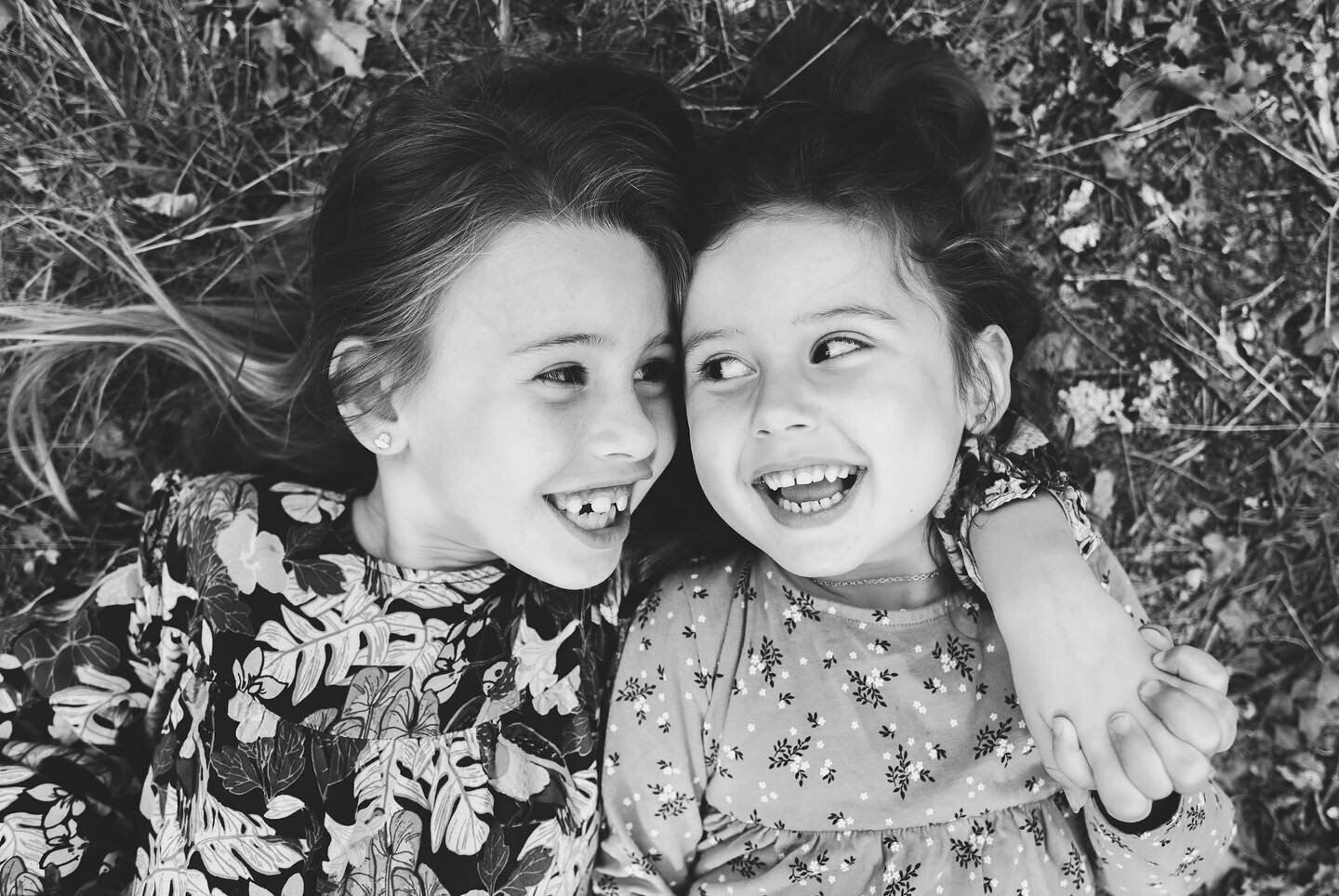 &laquo;&nbsp;La photographie en noir et blanc est celle qui raconte des histoires en couleurs.&nbsp;&raquo;✨
R&eacute;my Donnadieu
&bull;
S&eacute;ance famille en ext&eacute;rieur!
&bull;
#famille 
#happyfamily 
#sisters 
#rires 
#photographemontauba