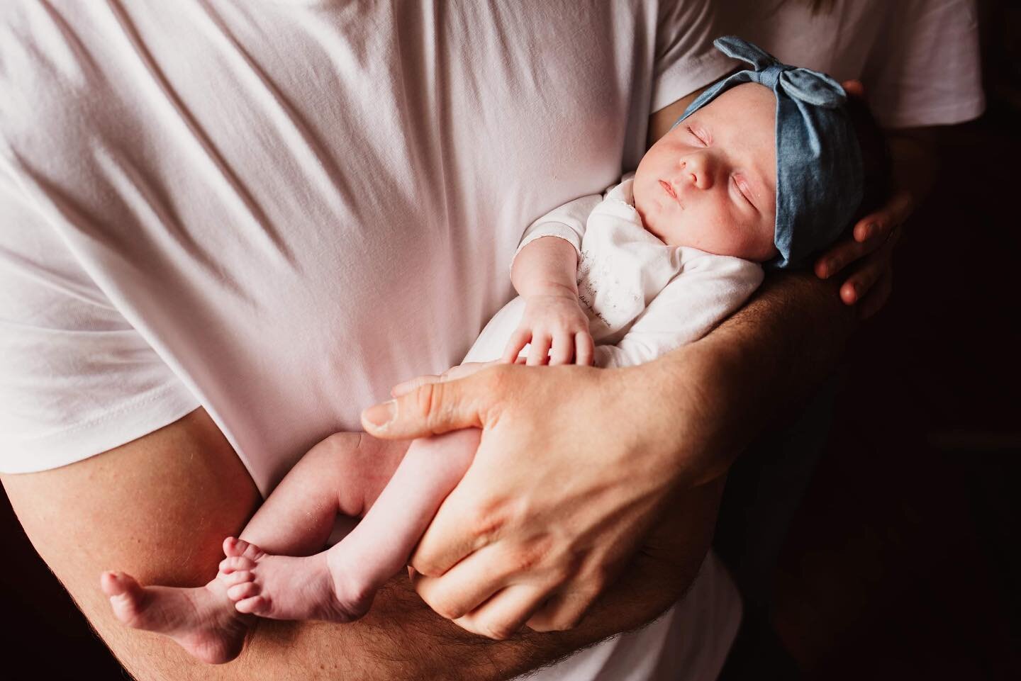 Dans les bras de papa, sous le regard de maman&hellip;💛
.
S&eacute;ance &laquo;&nbsp;Naissance&nbsp;&raquo; &agrave; domicile, chez vous dans votre cocon&hellip;✨
.
#seancenaissance 
#portraitdefamille 
#nouveaun&eacute; 
#baby2022 
#seancephoto 
#s