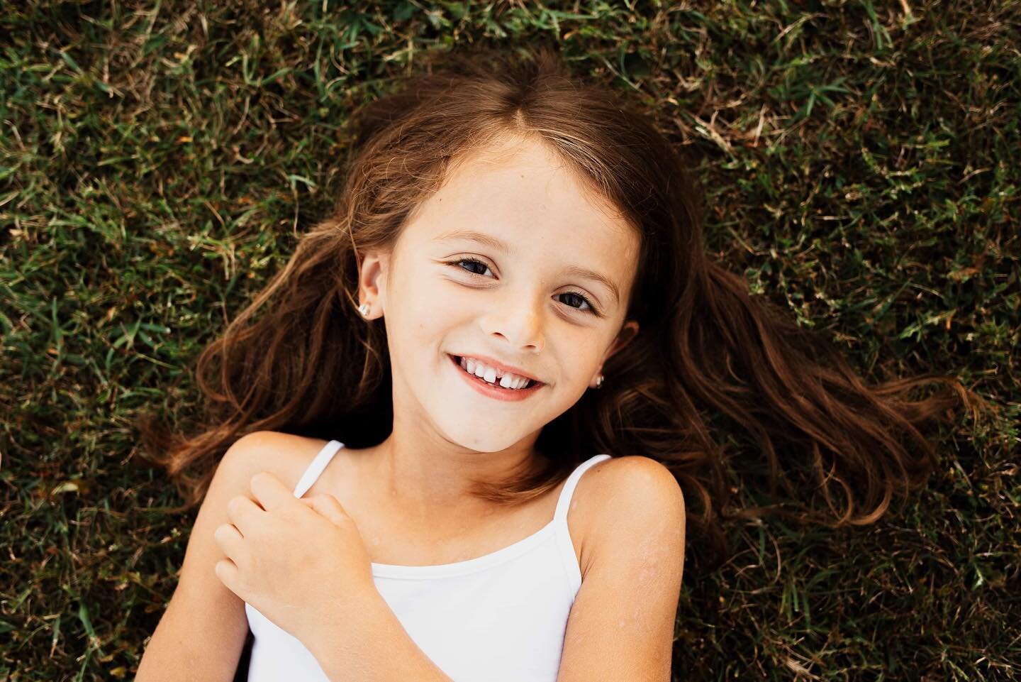 Insouciance, spontan&eacute;it&eacute; et joie ou les plaisirs de l&rsquo;enfance!✨
&bull;
Elle n&rsquo;est pas trop chouchou cette poup&eacute;e?💛
&bull;
#photographefamille 
#familyportraits 
#kid 
#documenterlavie 
#narrateursdevie 
#reposthdm 
#