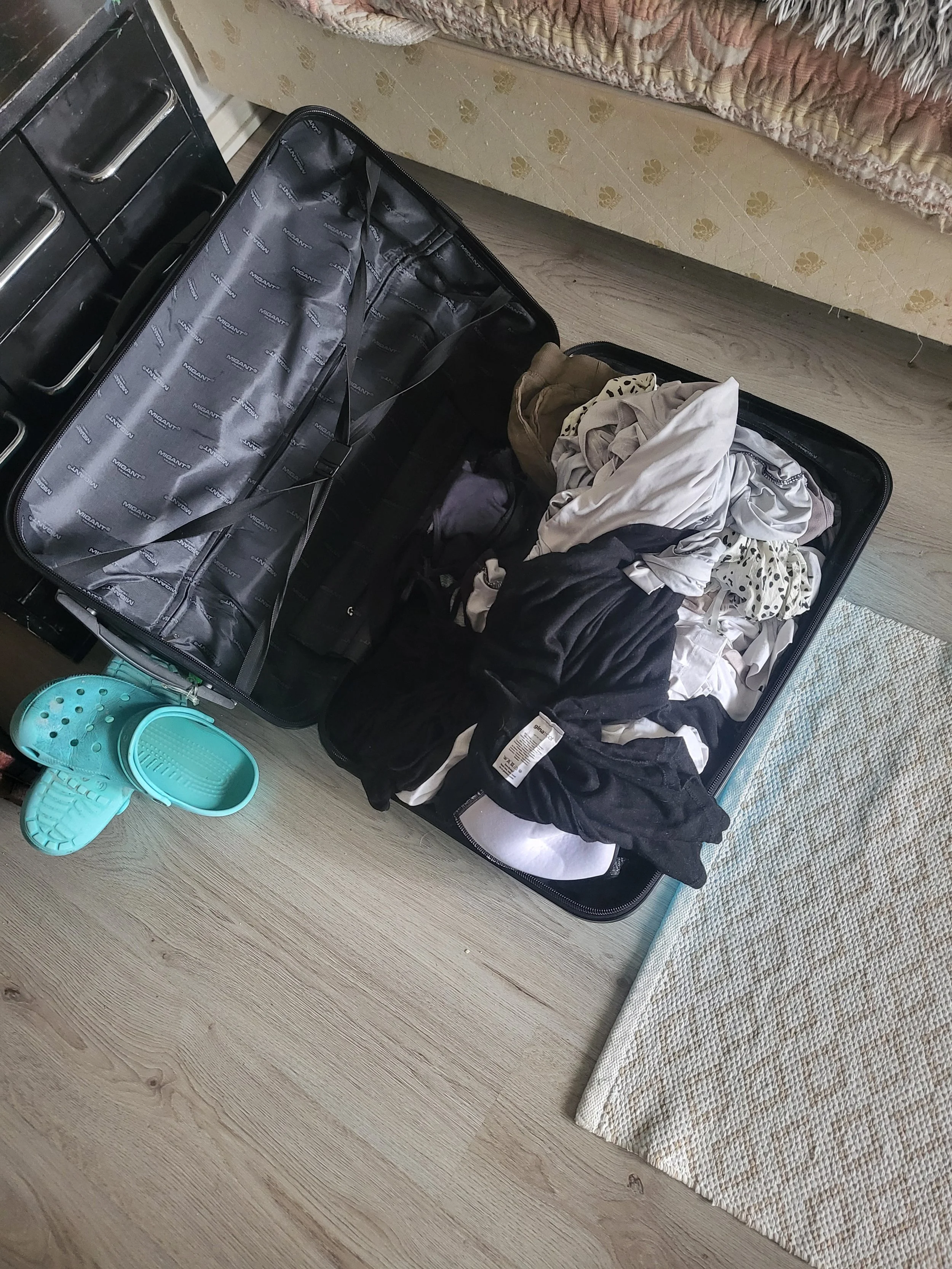 Tämä kuva kertoo siitä, miten matkatavarat jää enemmän kuin usein purkamatta, tässäkin kuvassa ne ovat olleet yli kaksi viikkoa lattialla.