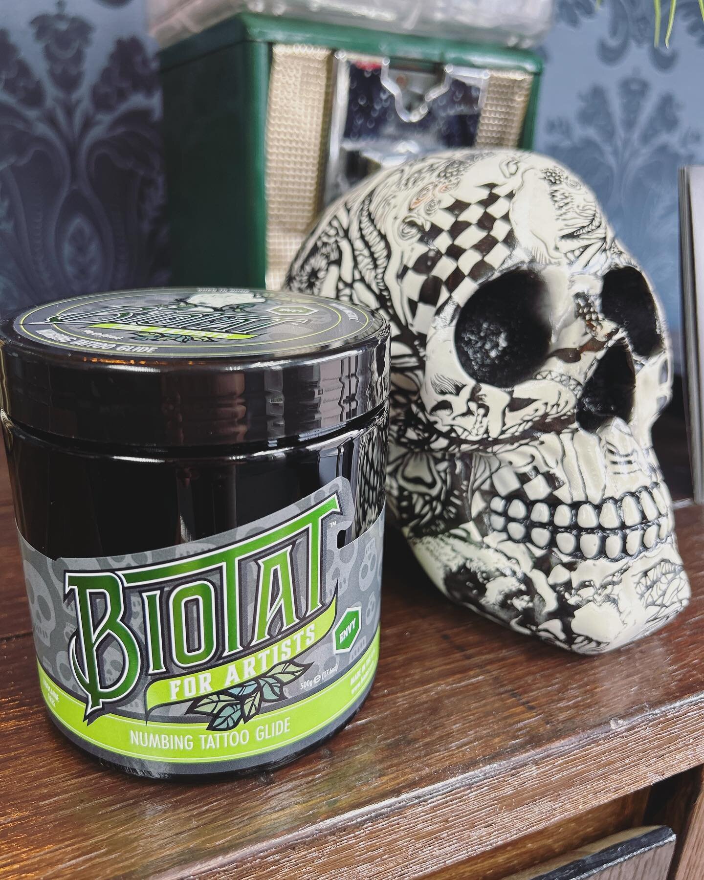 We&rsquo;re already embracing the spooky season with our Envy @biotat_ glide&hellip;..🕷️💚 #greenwithenvy 

💀Amazing glide that soothes the skin during the tattoo process

💀Natural numbing using the awesome power of clove oil 

💀No nasties - an a