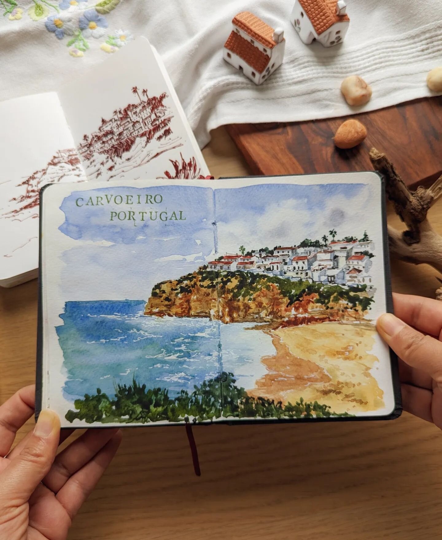 A few months ago we visited Carvoeiro, this beautiful white washed town with large rocky cliffs, clear blue waters, and incredible rock formations along the Algarve coastline.

When we were there I got to practice painting buildings, and understand t