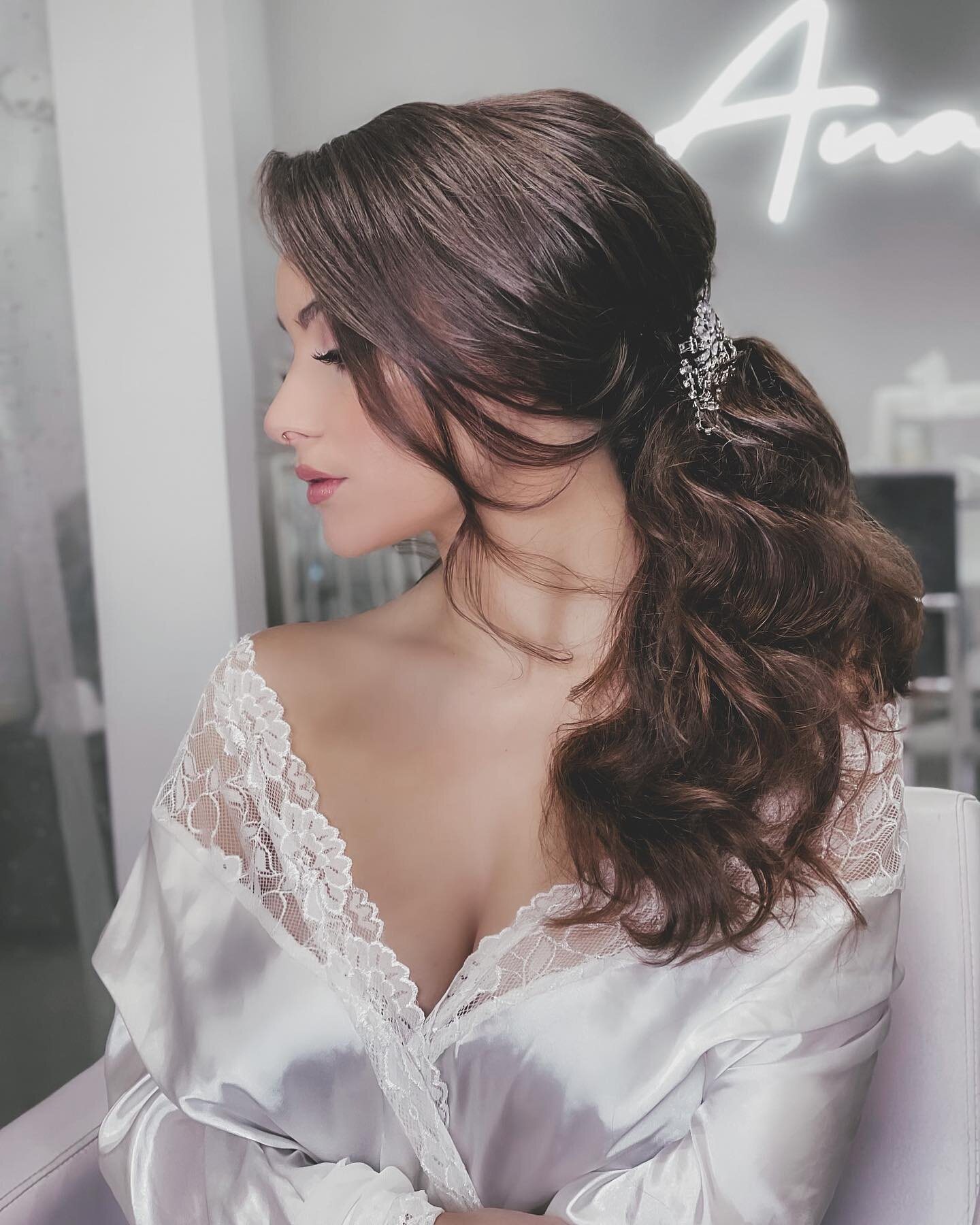 Love a good ponytail 🤍
Thank you @anahellabridal for all of your amazing classes! I have learned so much in such a short amount of time thanks to you❣️
✨C O N T A C T✨
Link in Bio to book
For inquiries &amp; all other info contact 
💌Beautycafenj@gm