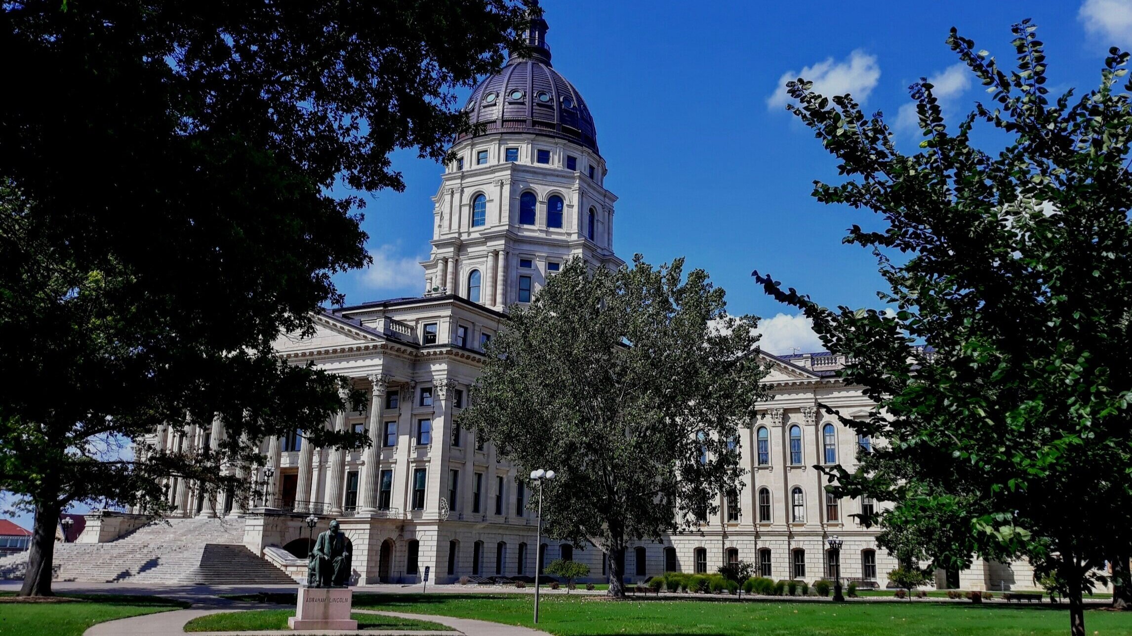 Kansas_Capital%2BBy%2BOpossum343%2BOwn%2Bwork%2BCC%2BBY-SA%2B4.0%2Bcommons%2Bwikimedia.jpg