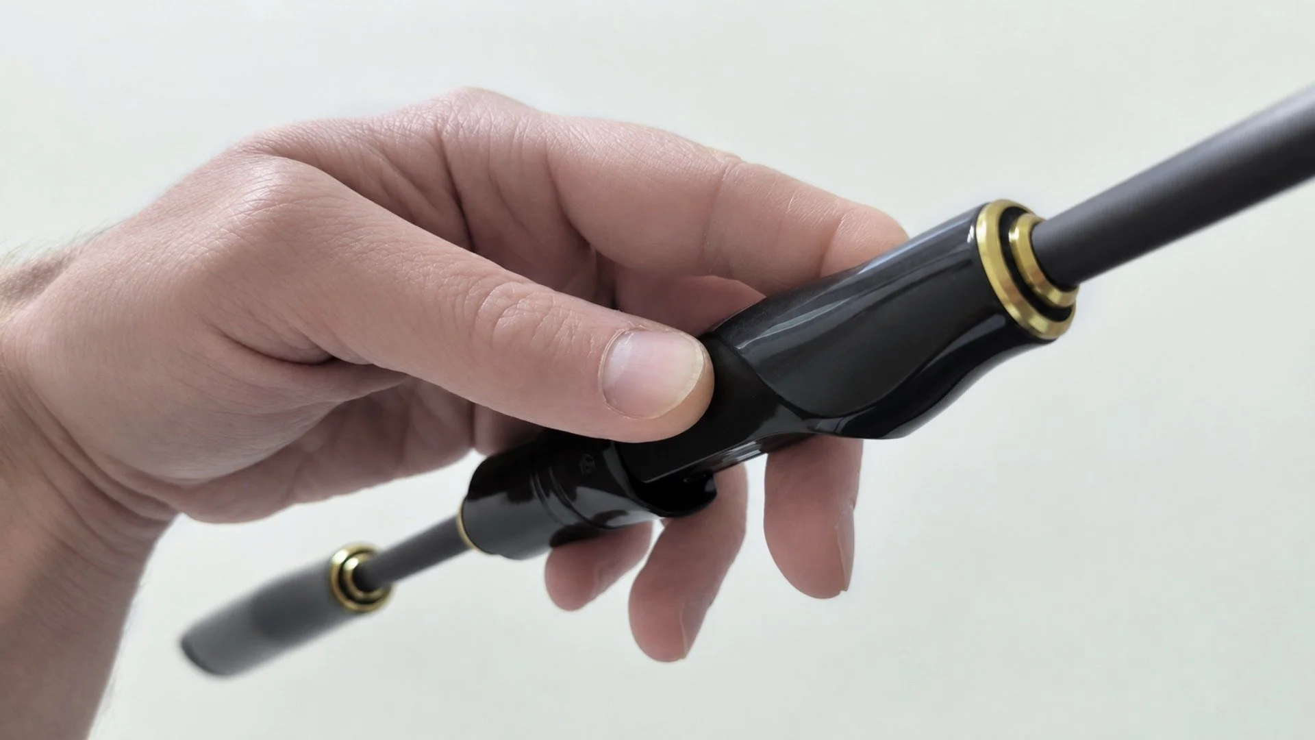 Fishing Art Hers Spinnrute für das Angeln auf Barsch und Schwarzbarsch mit Komponenten aus Carbon