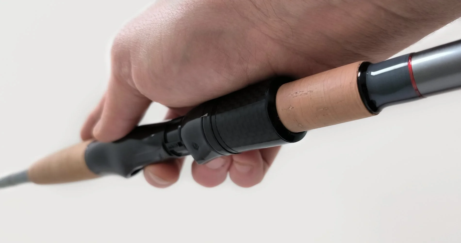 Eine Spinnrute für das Angeln auf Meerforelle, mit einem Rollenhalter aus Carbon.