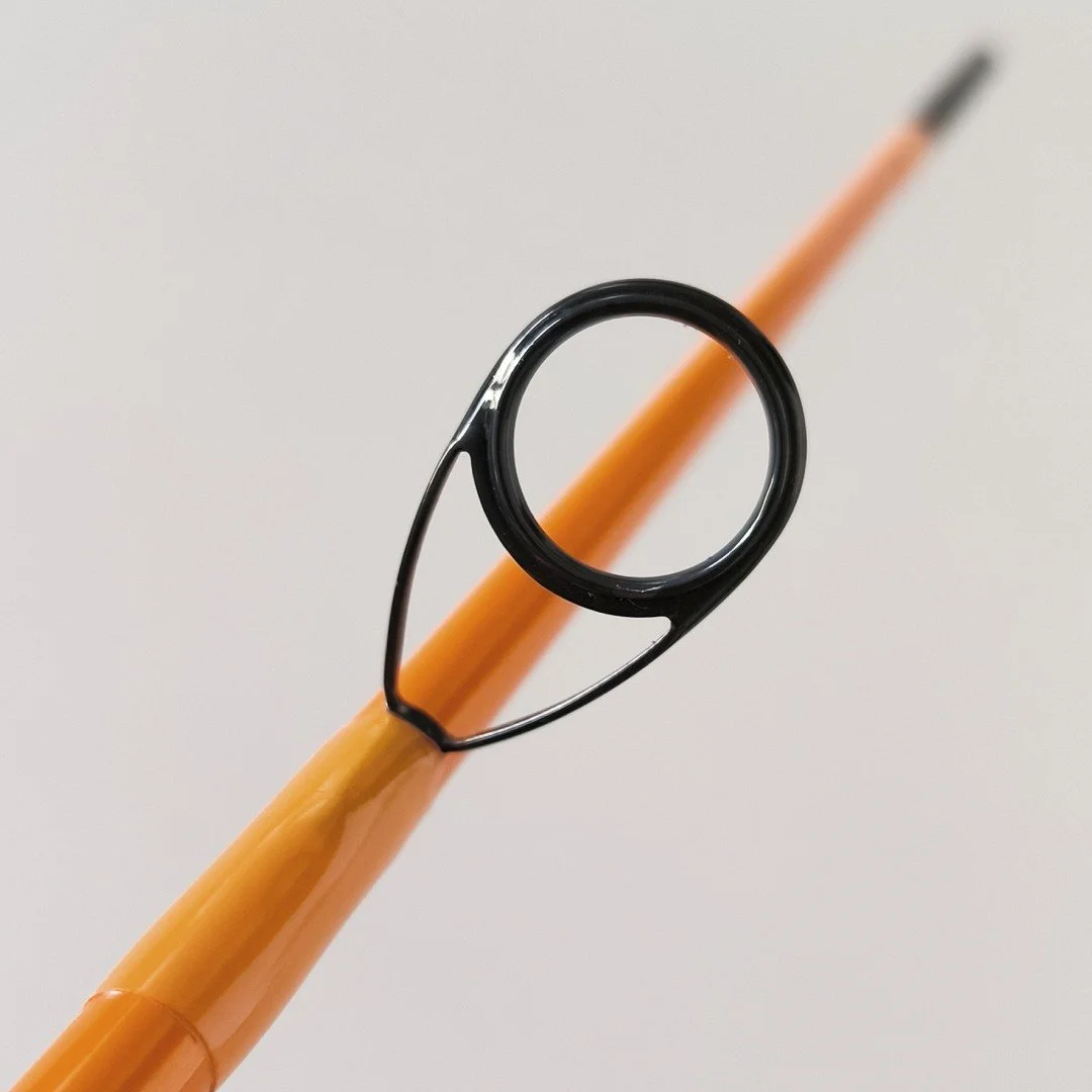 Spinnrute für das Angeln auf Zander und Barsch in einem orangenen Design