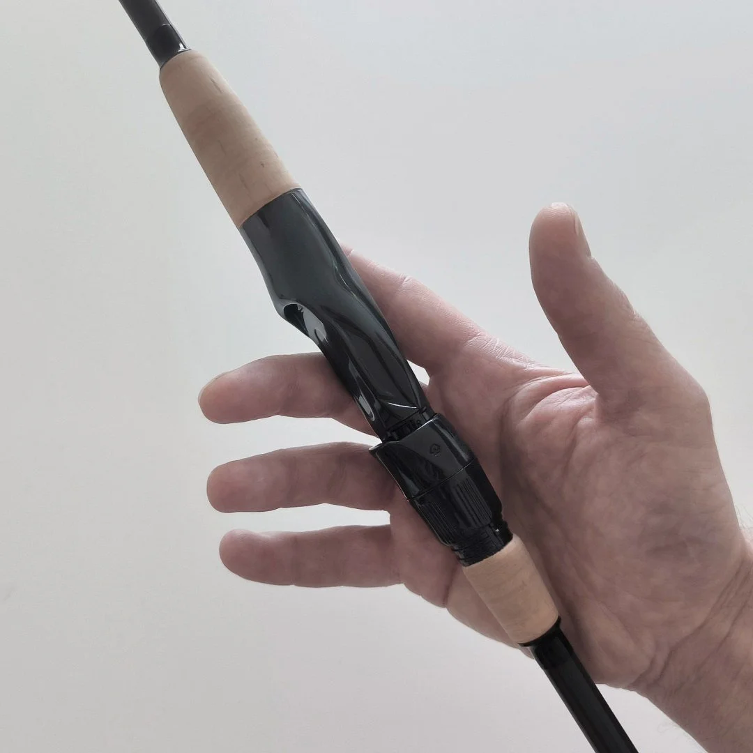 Spinnrute für das Angeln auf Zander und Hecht mit einem Rollenhalter aus Carbon