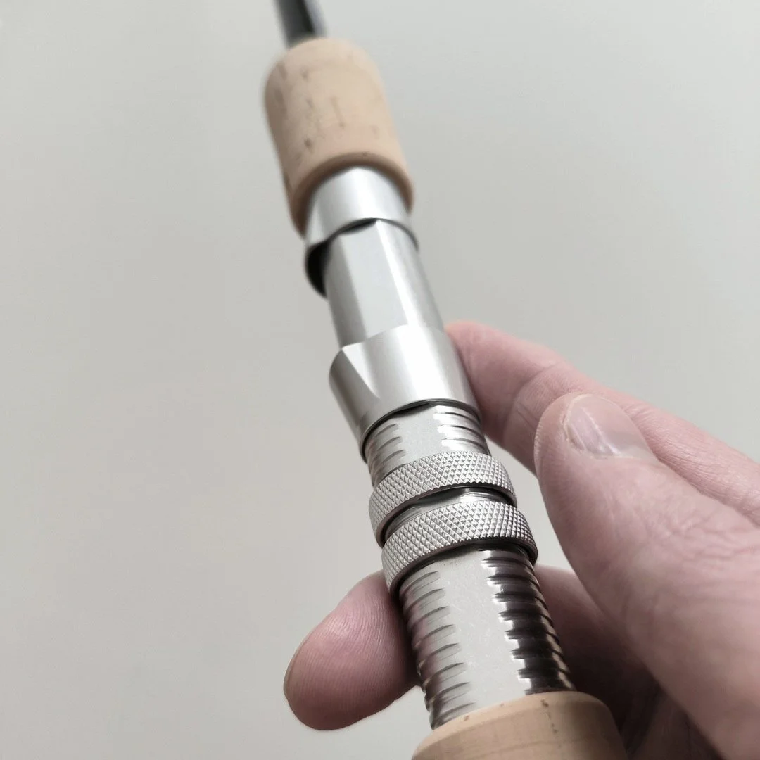 Karpfen-Angelrute mit einem Rollenhalter aus Aluminium und einem Griff aus Kork