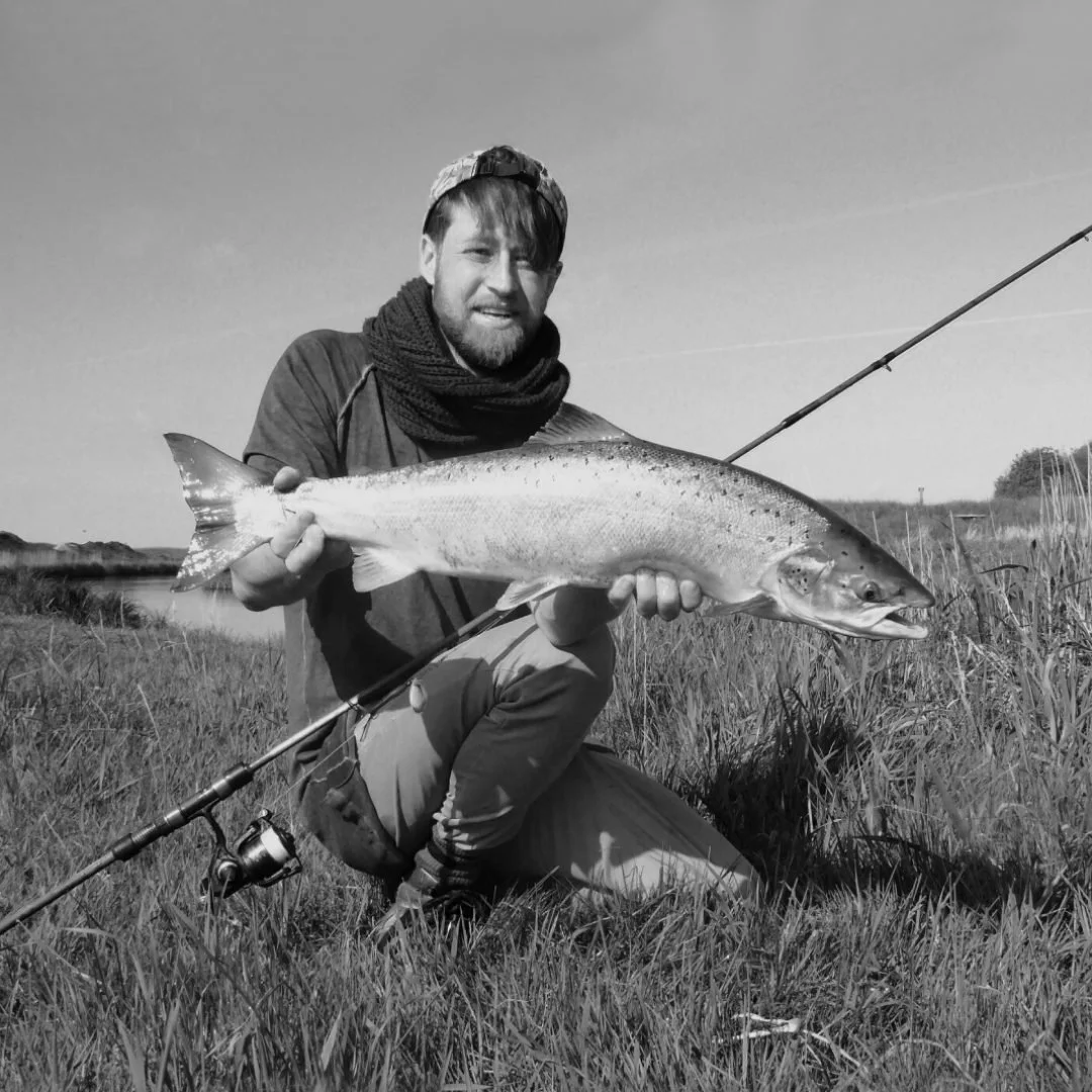 Großer Lachs der von Jakub Gollasch mit einer Angelrute von Jakfisk gefangen wurde