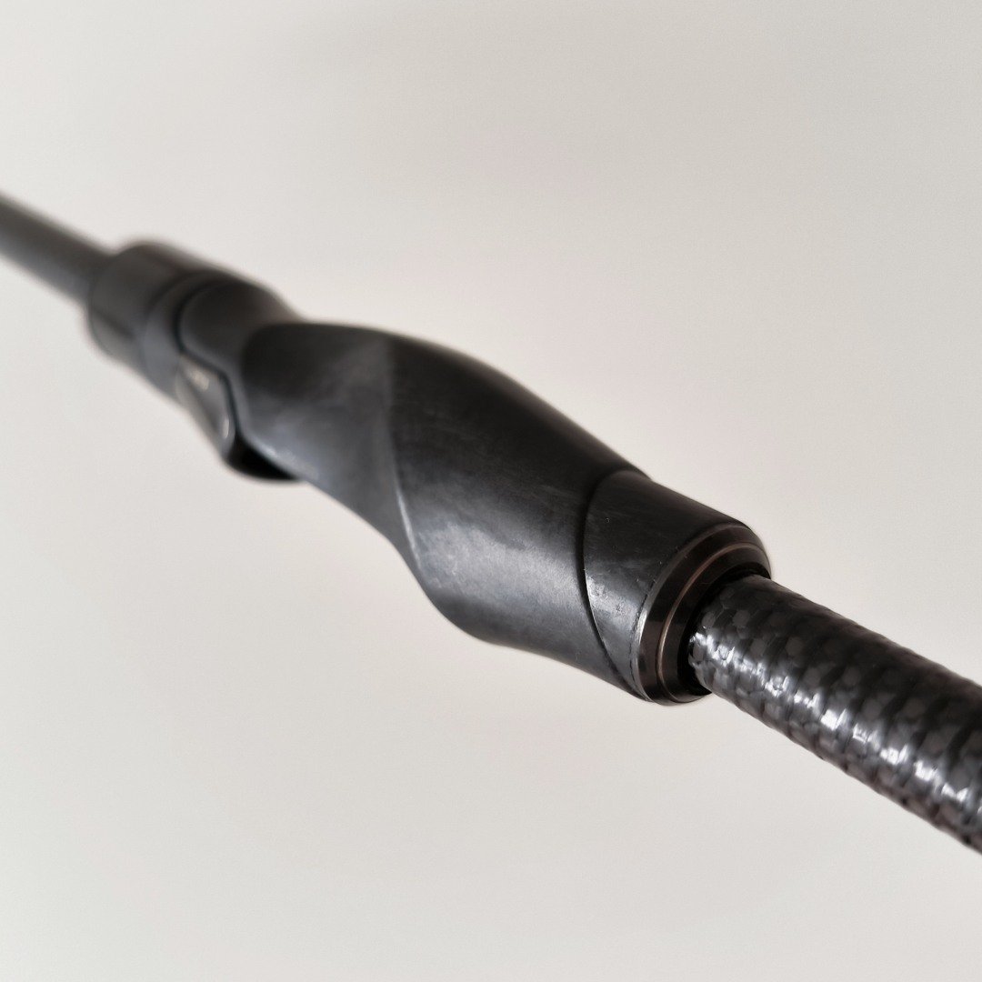 Zander-Spinnrute mit einem Carbon-Rollenhalter von Fuji TCH