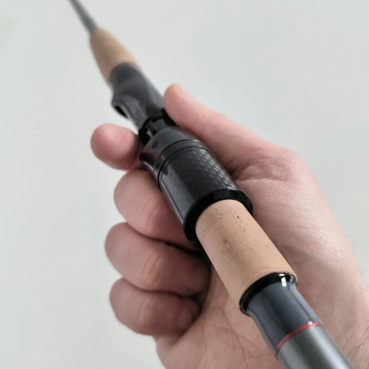 Eine Spinnrute für das Meerforellenangeln, gebaut mit einem Rollenhalter aus Carbon.