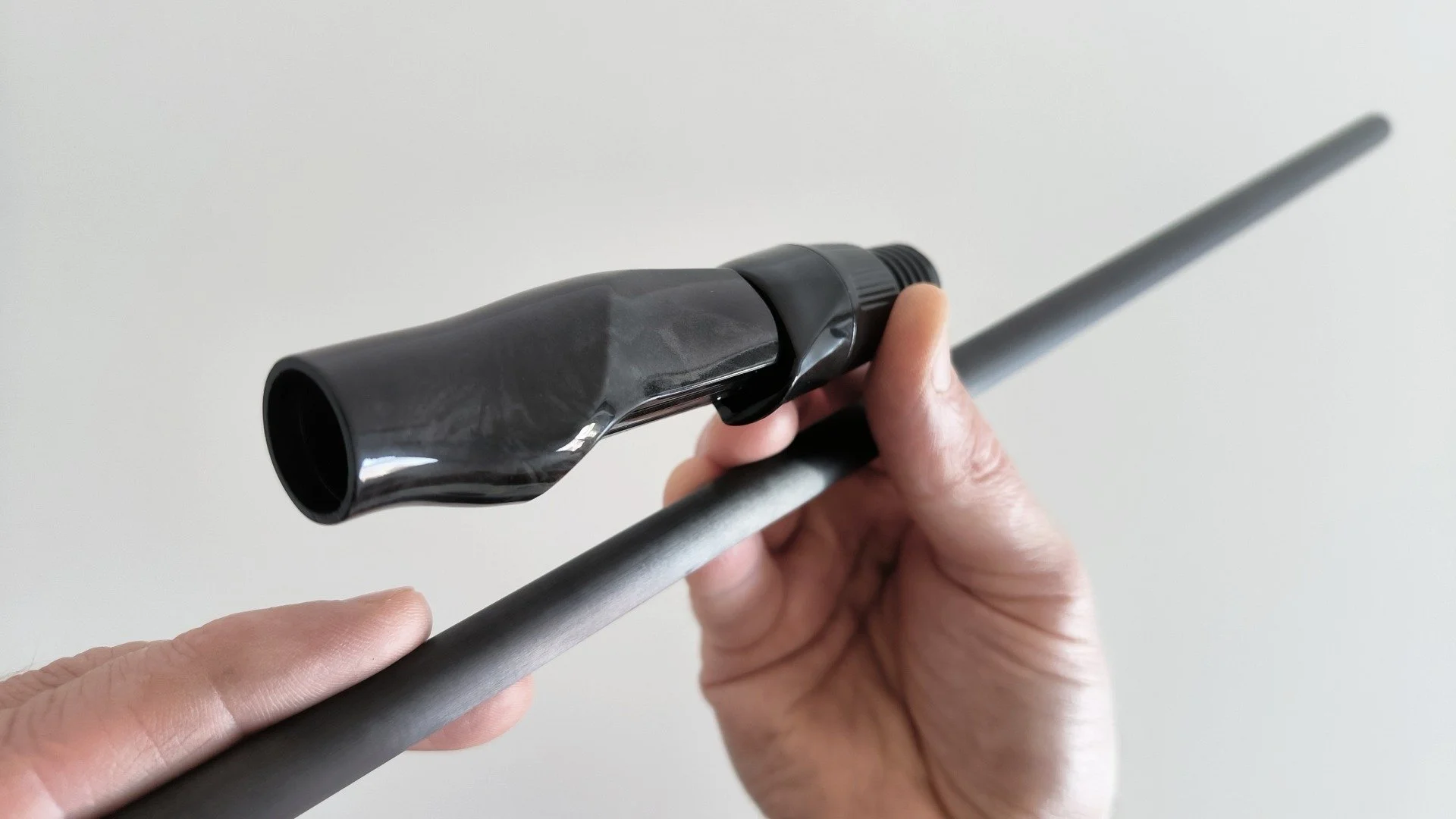 Rollenhalter aus Carbon wird an einer Custom Angelrute positioniert und montiert