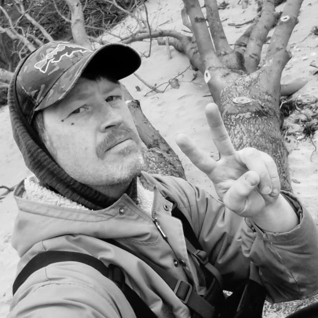 Jakub Gollasch ist ein Rutenbauer in der Jakfisk Rutenbauwerkstatt