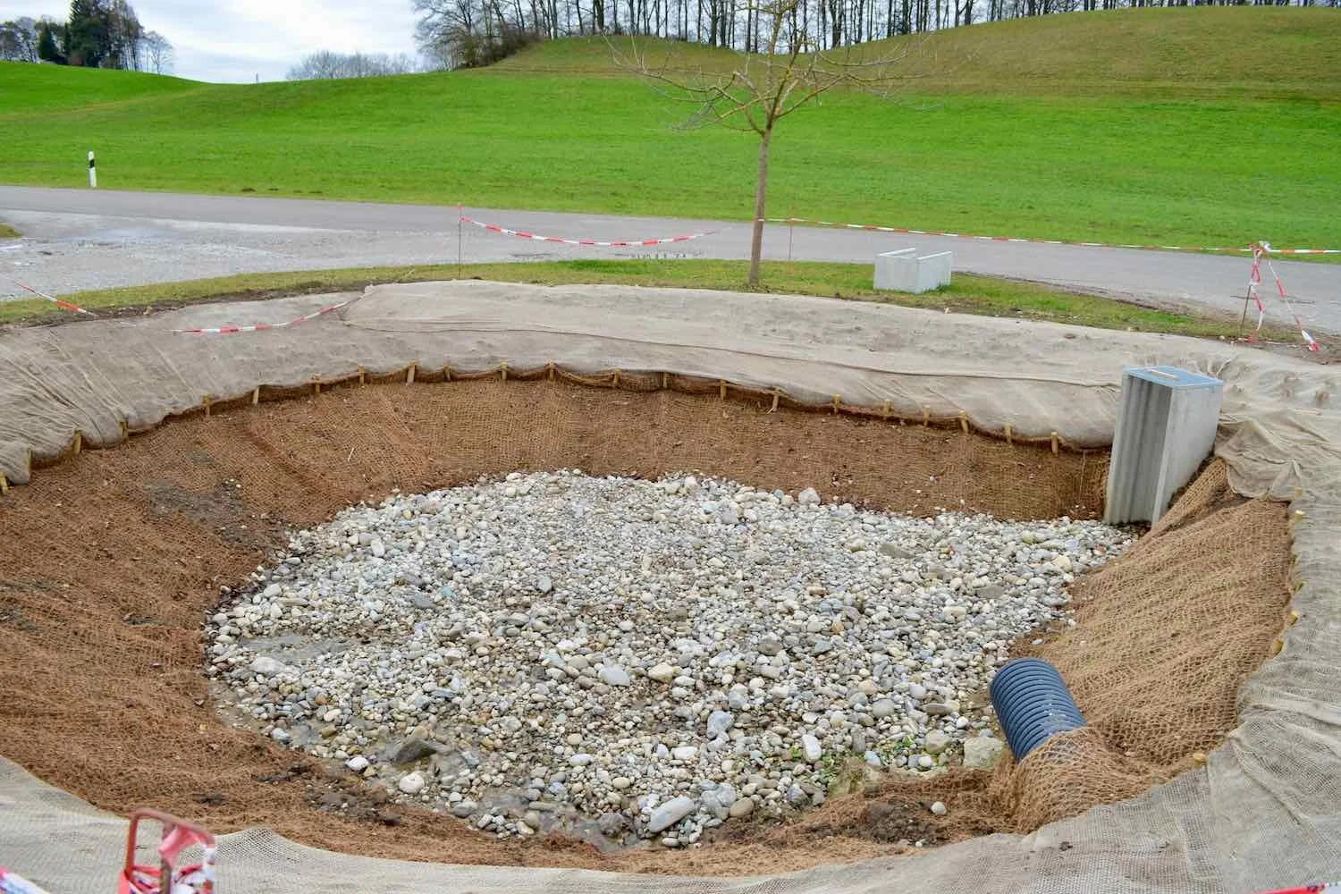 Über die Pflanzung wurde Jutegewebe als Erosionsschutz befestigt. Die Stauden wuchsen da einfach durch.