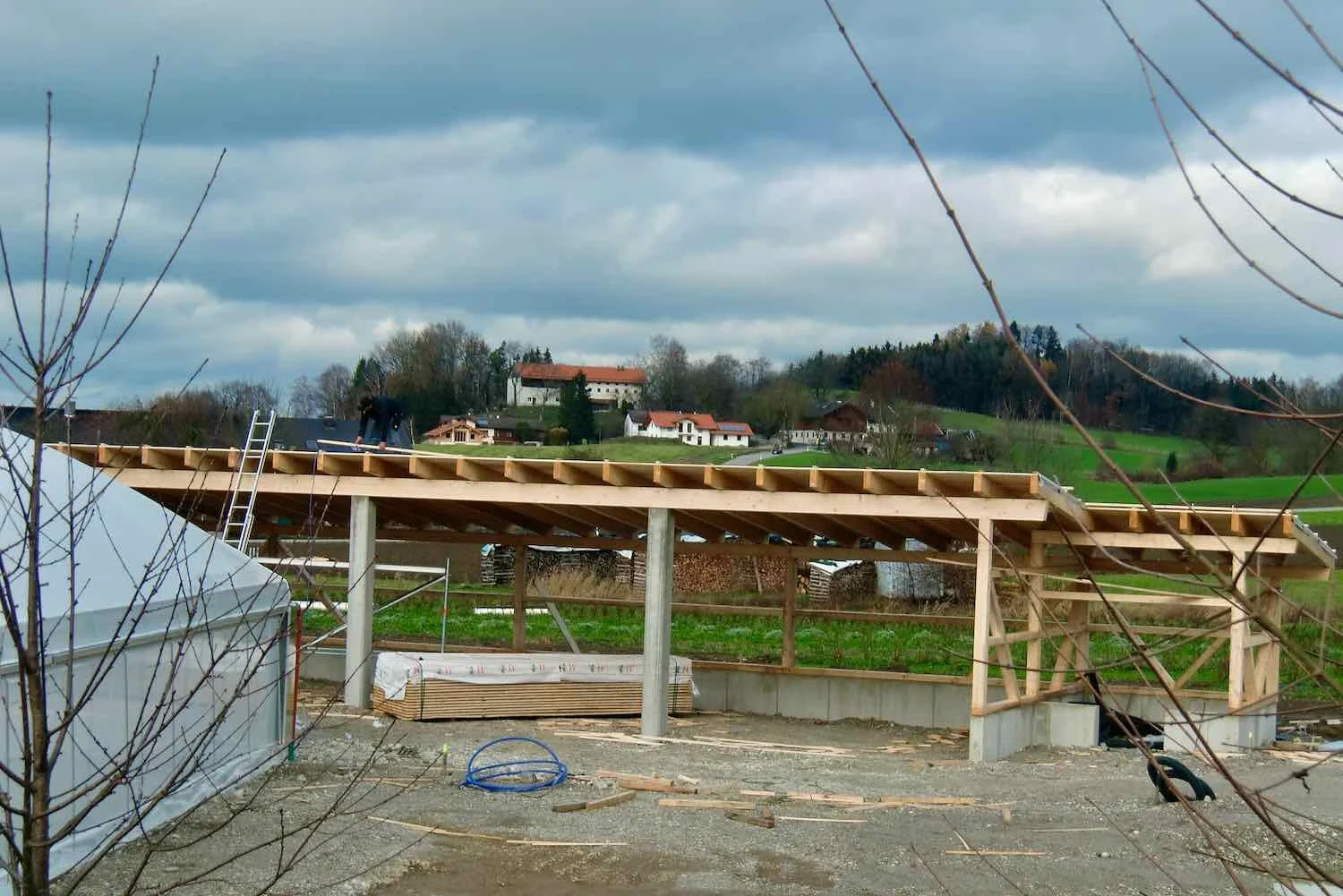 Der Hauptnutzen der Halle ist das trockene Lagern unserer Erde, die wir zum Topfen brauchen.