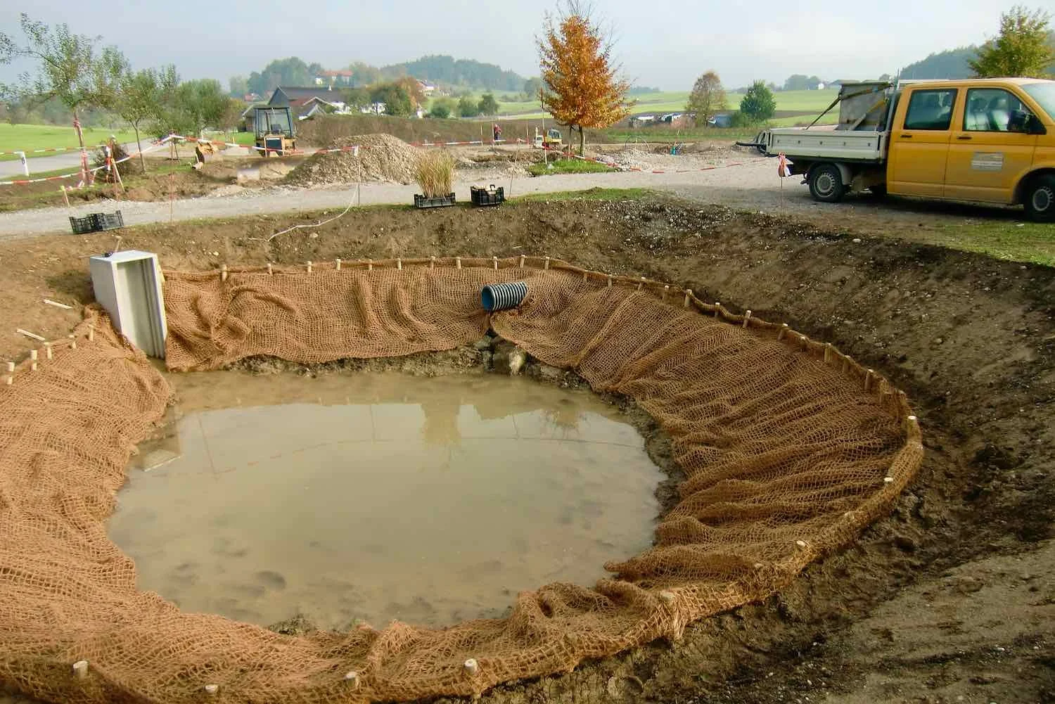 Das dicke Kokosgewebe hat sich mittlerweile komplett selbst kompostiert.