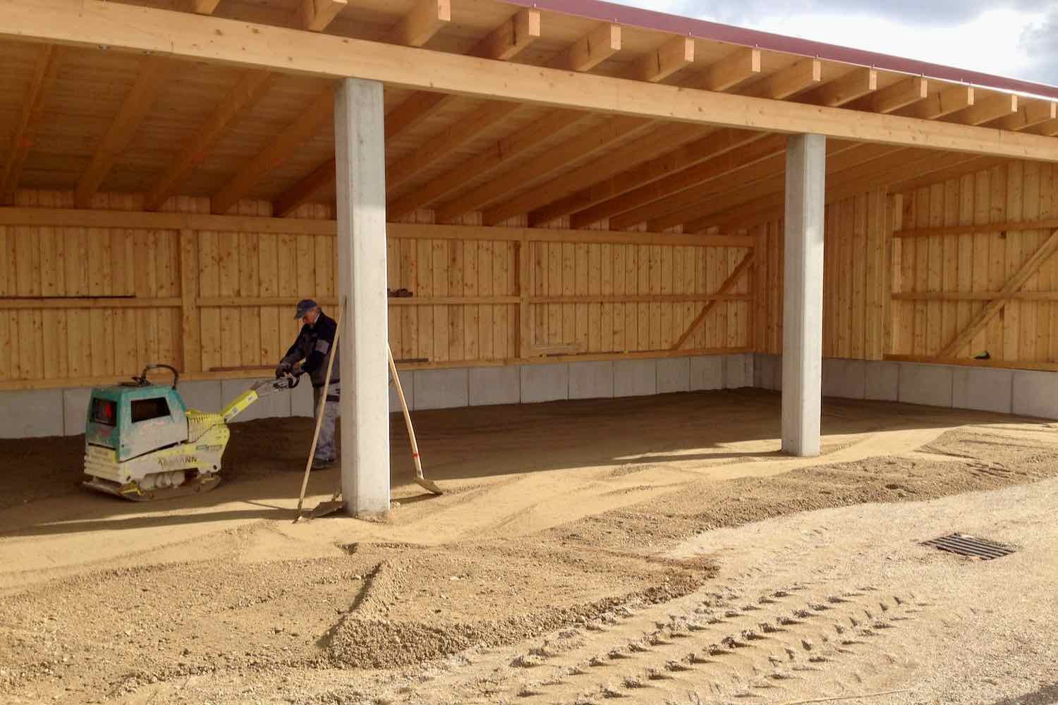 Die Vorbereitungen für den Pflasterbau laufen.