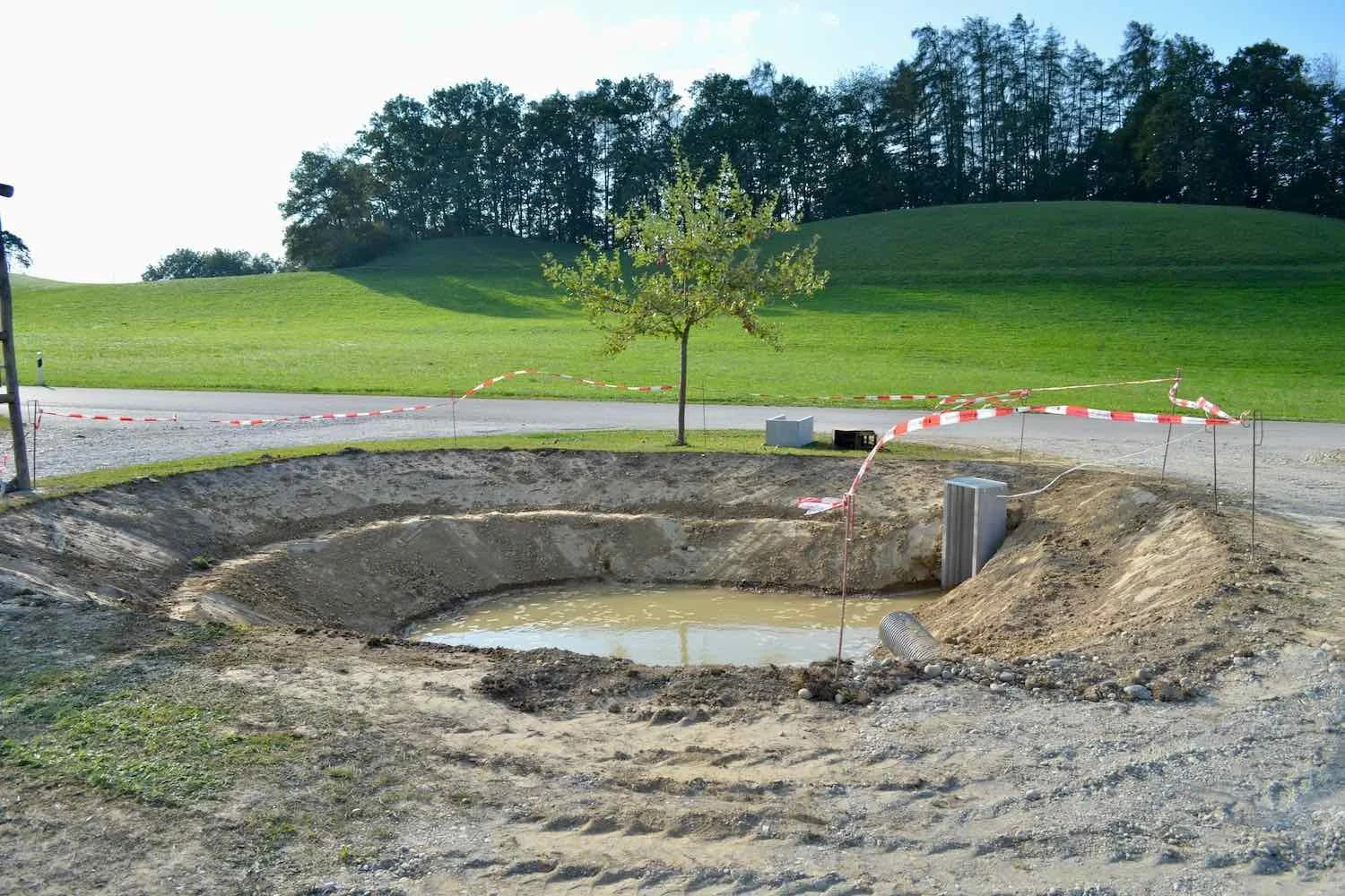 Ein Auffangbecken für Öberflächenwasser musste geschaffen werden. 