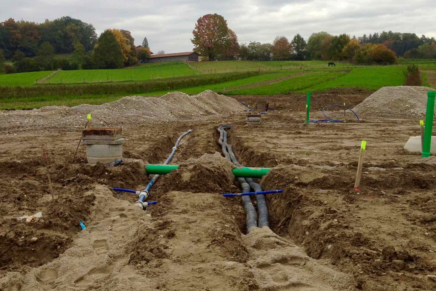Abwasser-, Strom- und zwei Kilometer (!) Wasserleitungen werden verlegt.