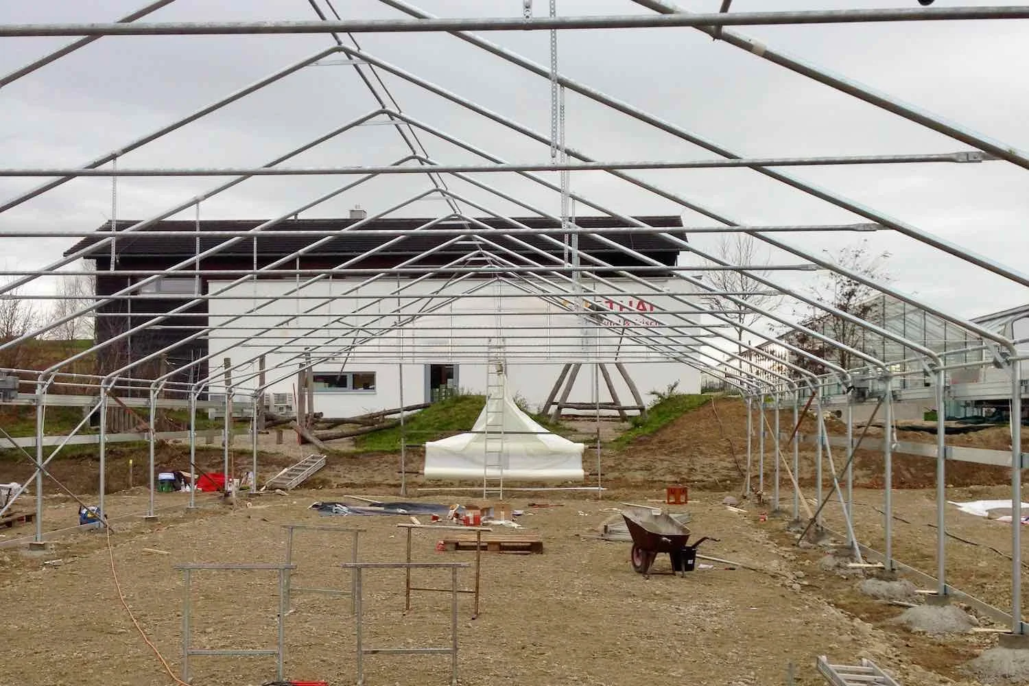 Gebaut wurde ein Foliengewächshaus. Die sind viel besser isoliert als Häuser aus Glas.