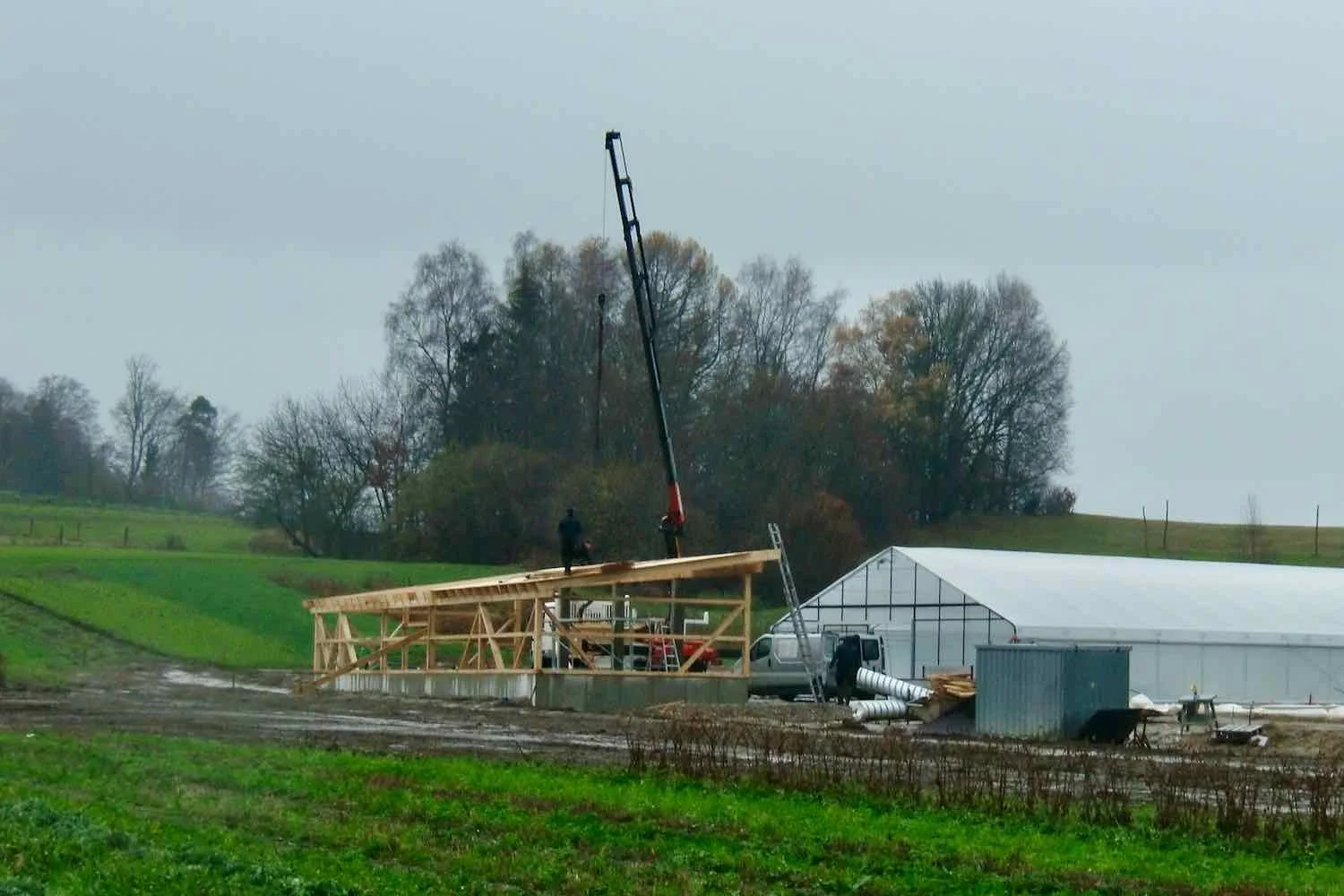 Ende November wird bei strömendem Regen die Halle hochgezogen.