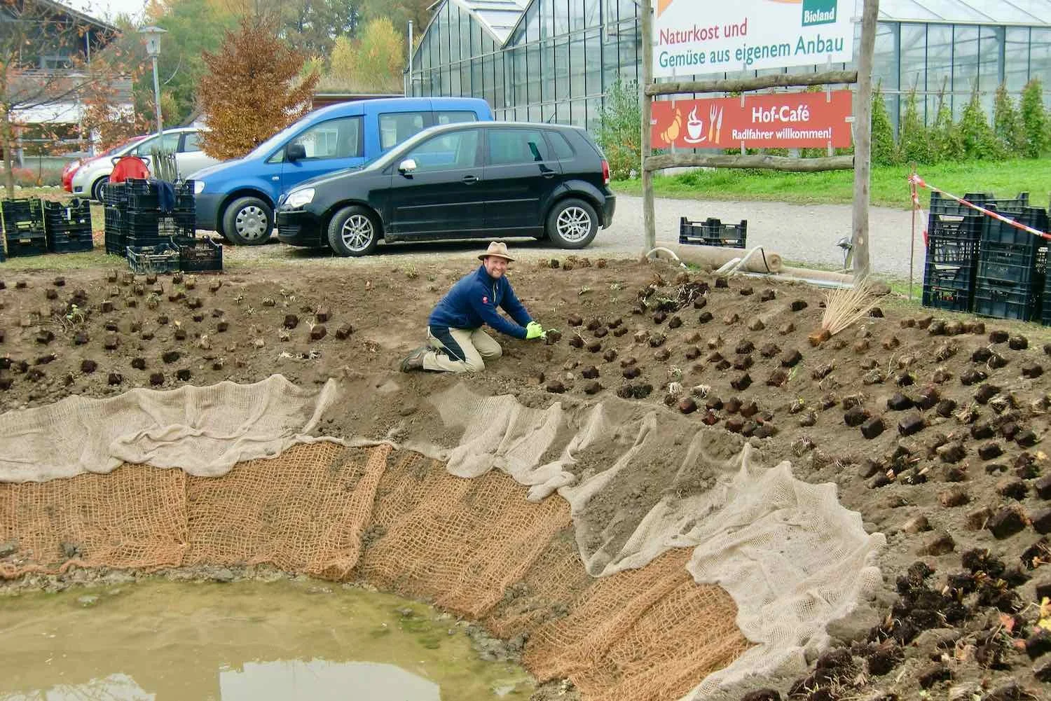 Christian beim Bepflanzen des Auffangbeckens im November 2015.
