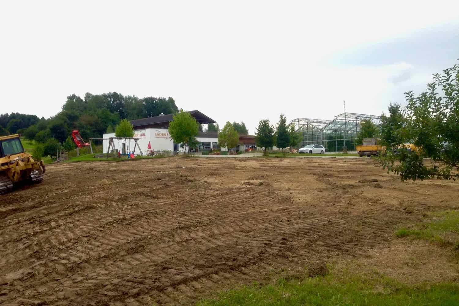 Der Oberboden wird abgezogen - es schaut wild aus.