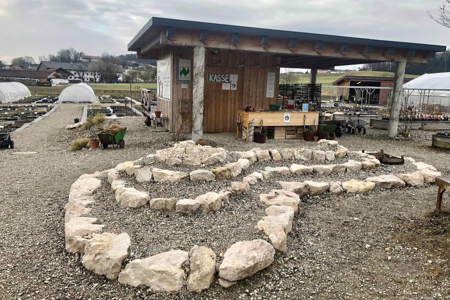 Im Verkaufsbereich bauen wir einen Steingarten und verfüllen ihn mit Kies.