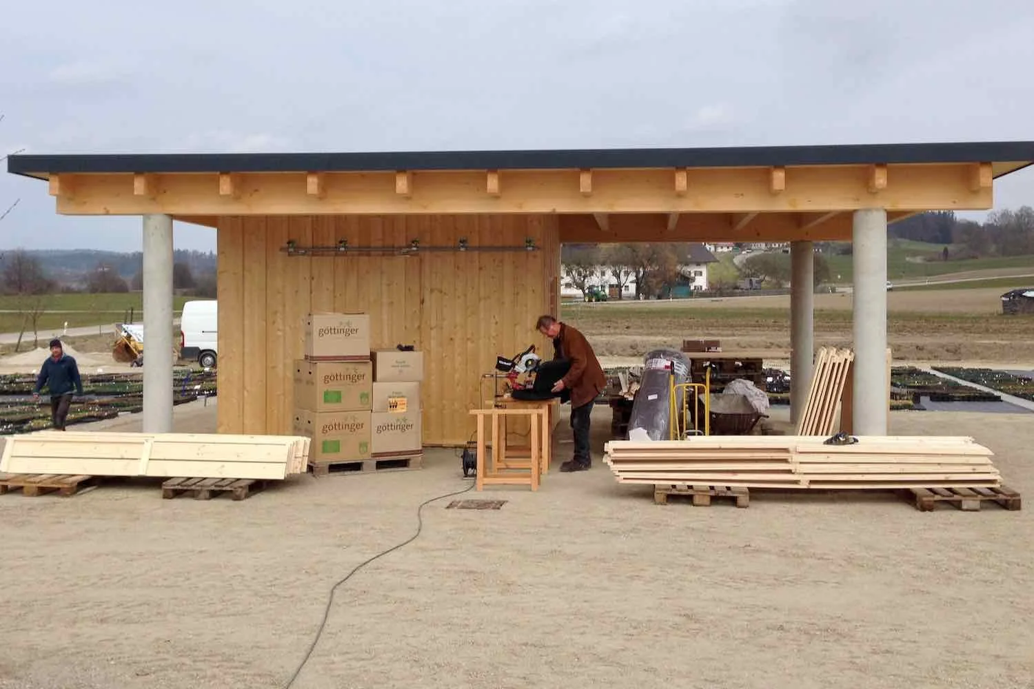 Die Verkaufstische werden gebaut. Die Zeit drängt - es sind noch 6 Tage bis zur Eröffnung.