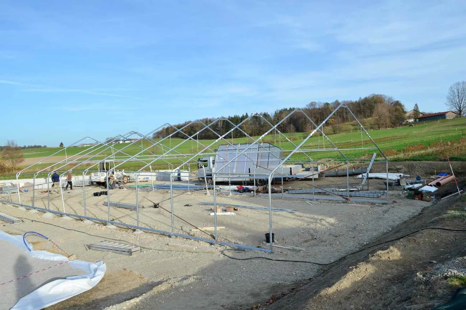 Wobei 4m jetzt gar nicht mal so hoch sind. Das Gewächshaus ist 24m lang und 10m breit.