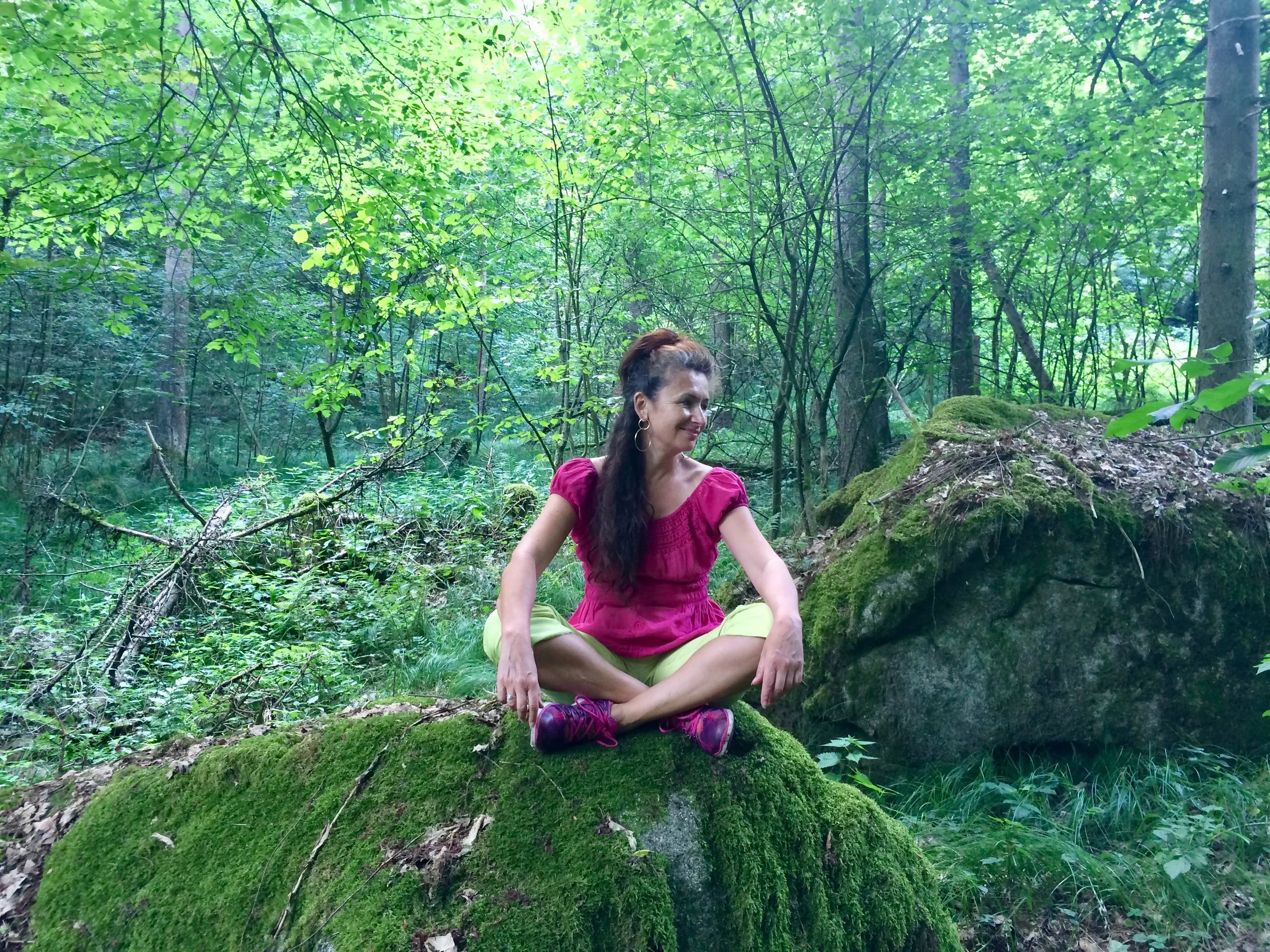 Veronika_am Moos_Stein_ sitzend_zur Seite blickend_Juni 2018_Eschelberg.jpg