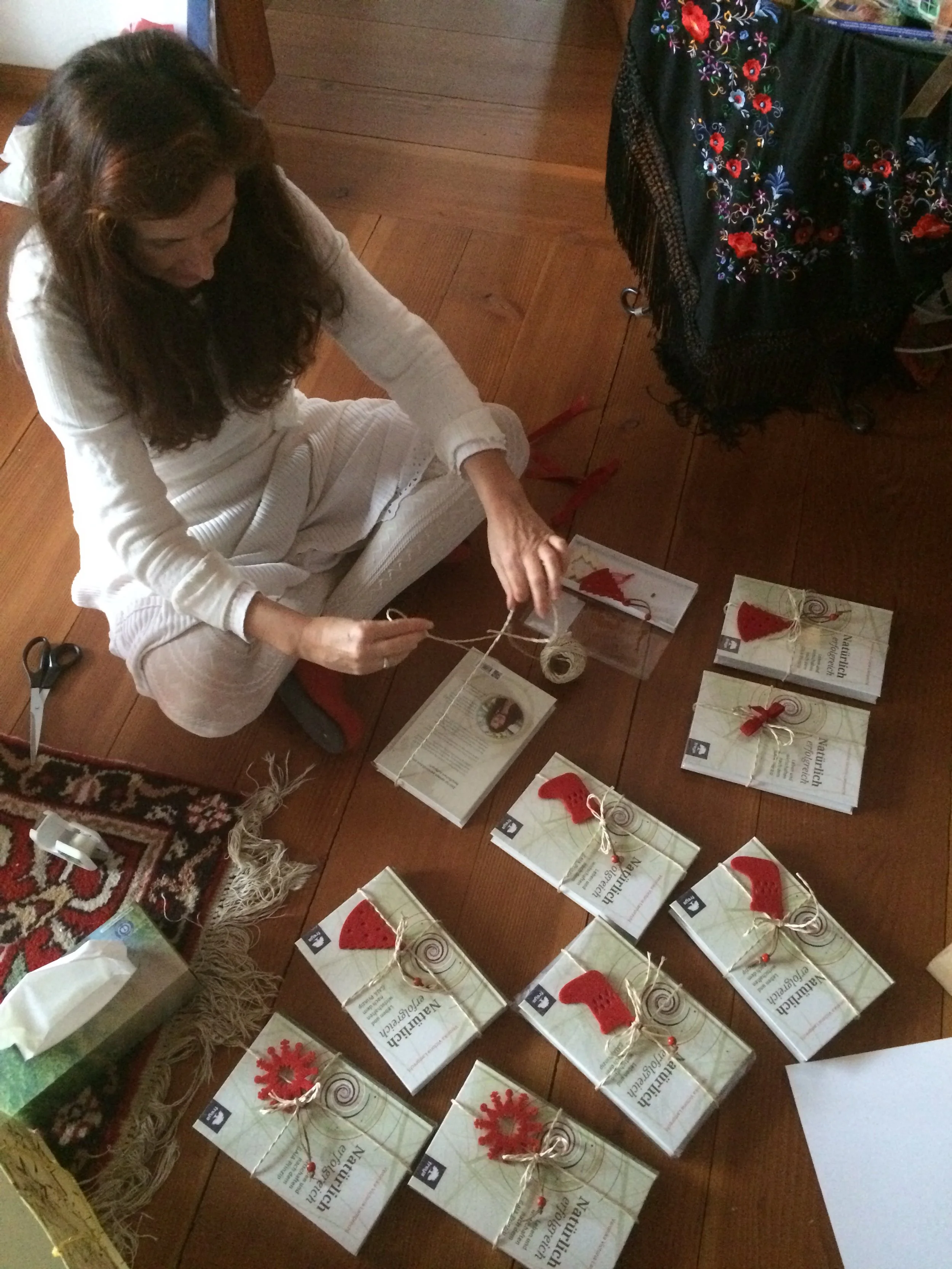 Veronika verpackt GAIA-Bücher_größer.jpeg