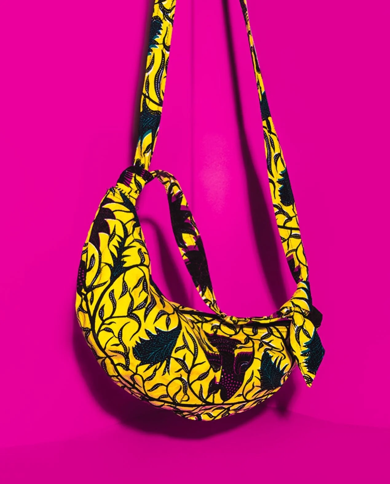 I love turning nothing into something... 
SWIPE FOR BEHIND THE SCENES 🤗
Honestly, that’s how I started working in product photography. I found love in making that magic. 
Turning my pictures into whatever I wanted them to be. That’s m